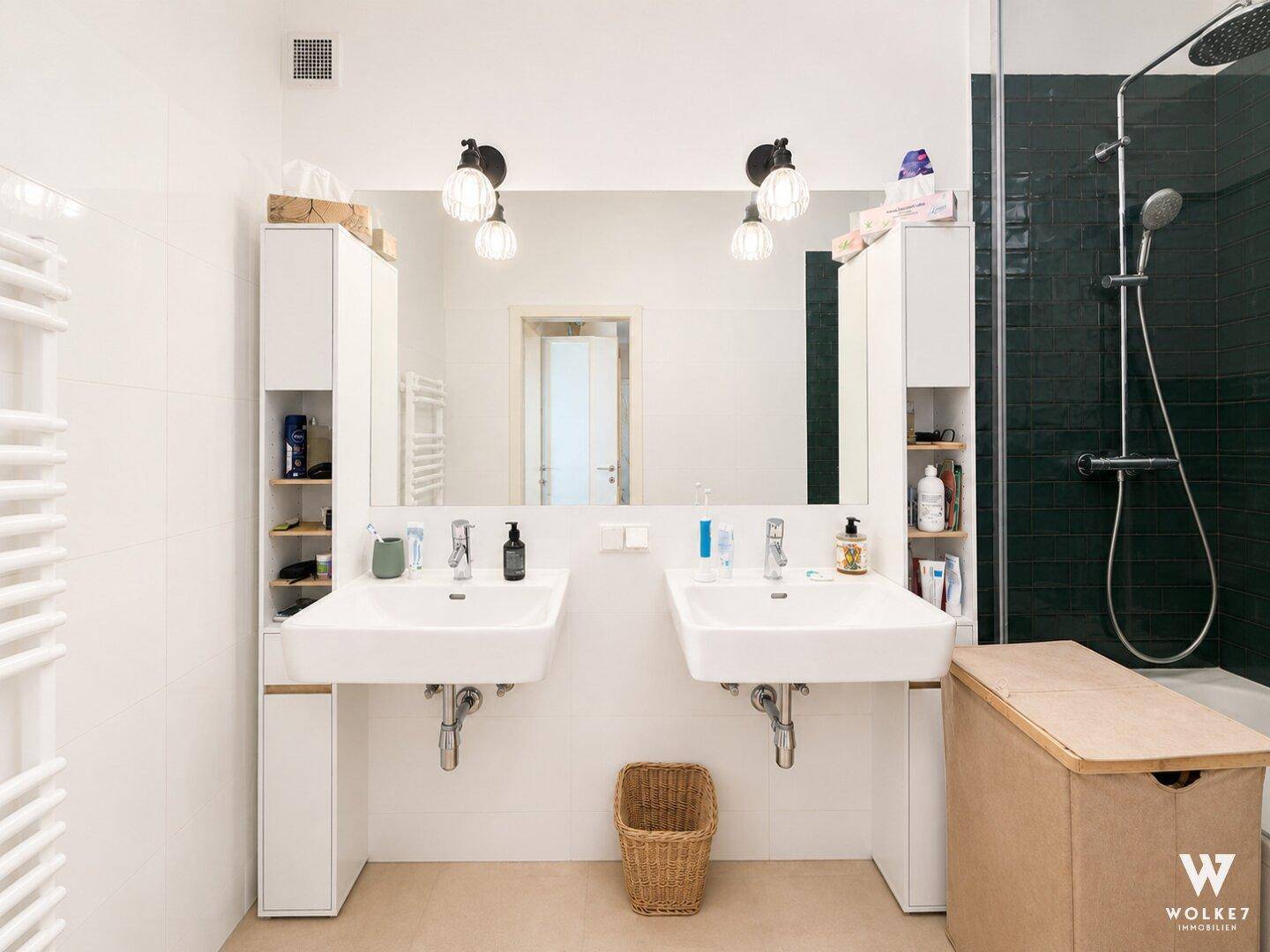 Modernes Badezimmer mit Doppelwaschbecken, großer Spiegelfläche und einer begehbaren Dusche.