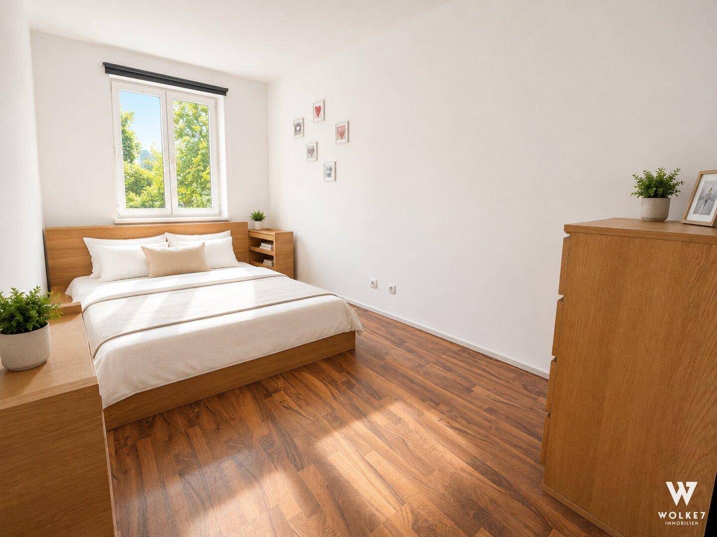 Gemütliches Schlafzimmer mit Holzbett, Nachttischen und Laminatboden, hell und freundlich gestaltet.
