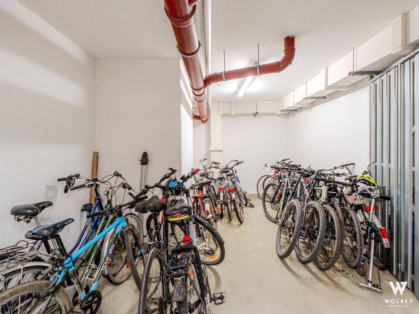 Geräumiger Fahrradraum im Untergeschoss bietet sicheren Stellplatz für zahlreiche Fahrräder.