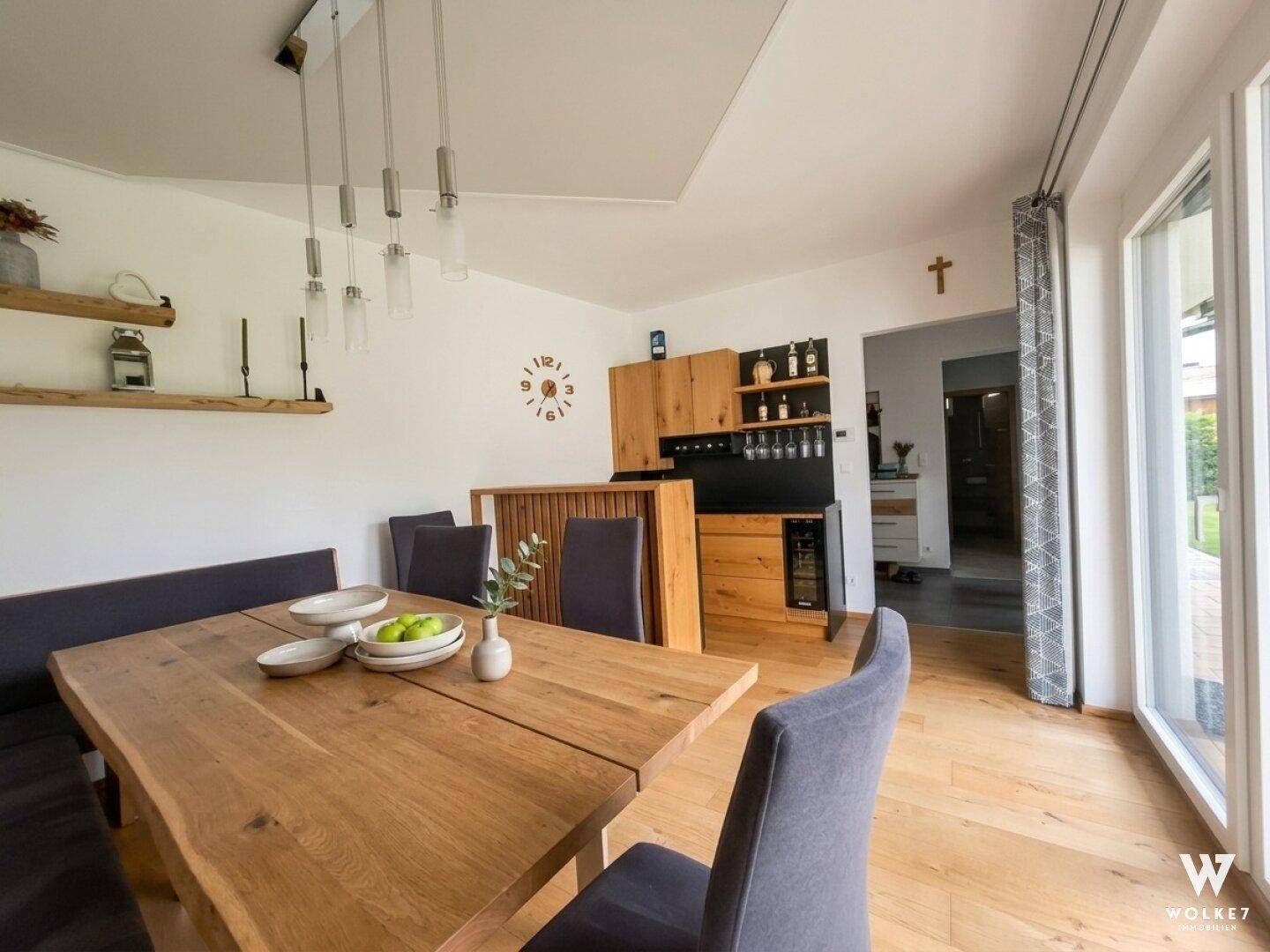 Gemütlicher Essbereich mit Massivholztisch, Sitzbank und integrierter Bar mit Weinkühler.