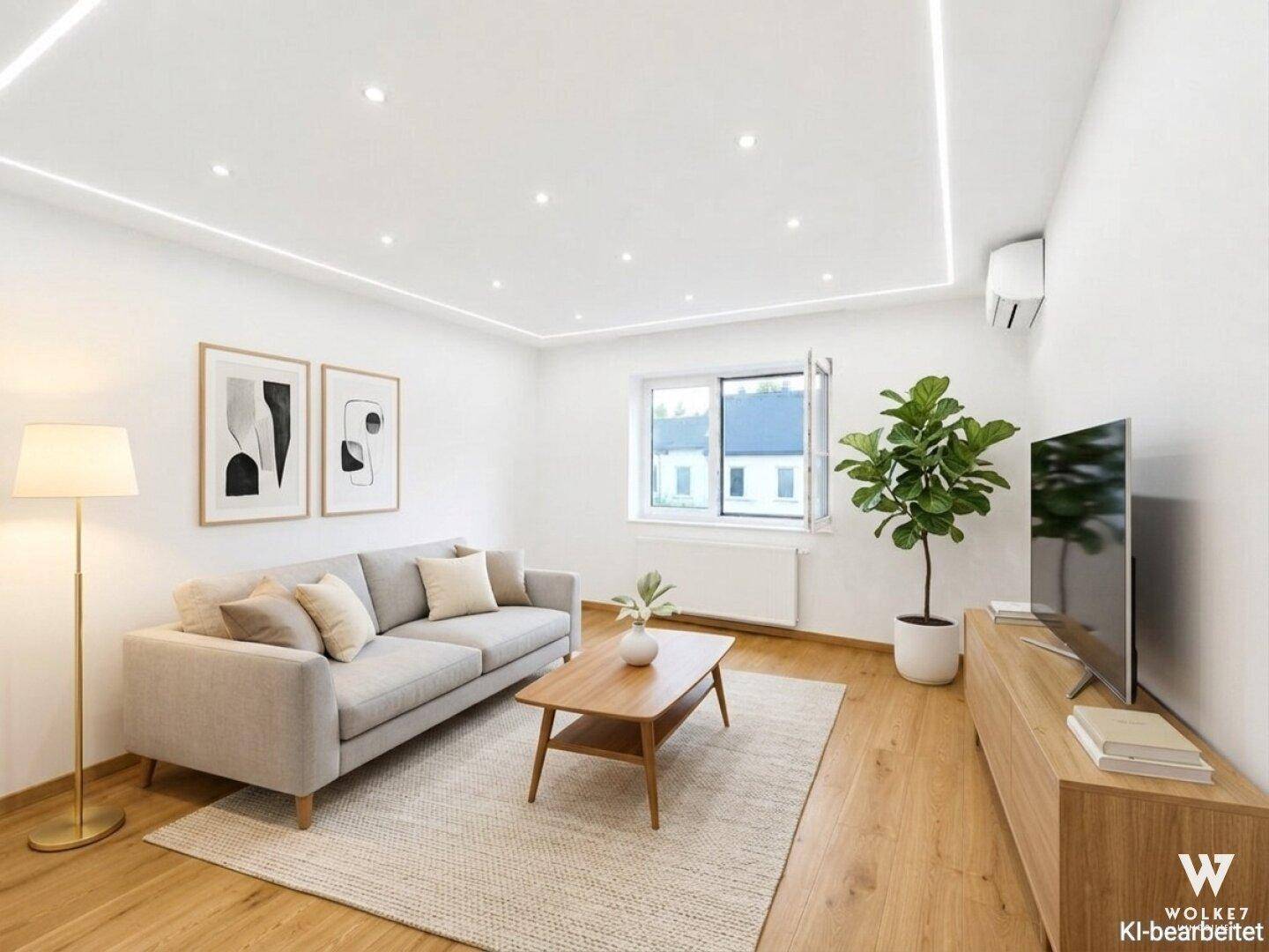 Helles Wohnzimmer mit modernem Sofa, Holzboden und dekorativer Beleuchtung an der Decke.