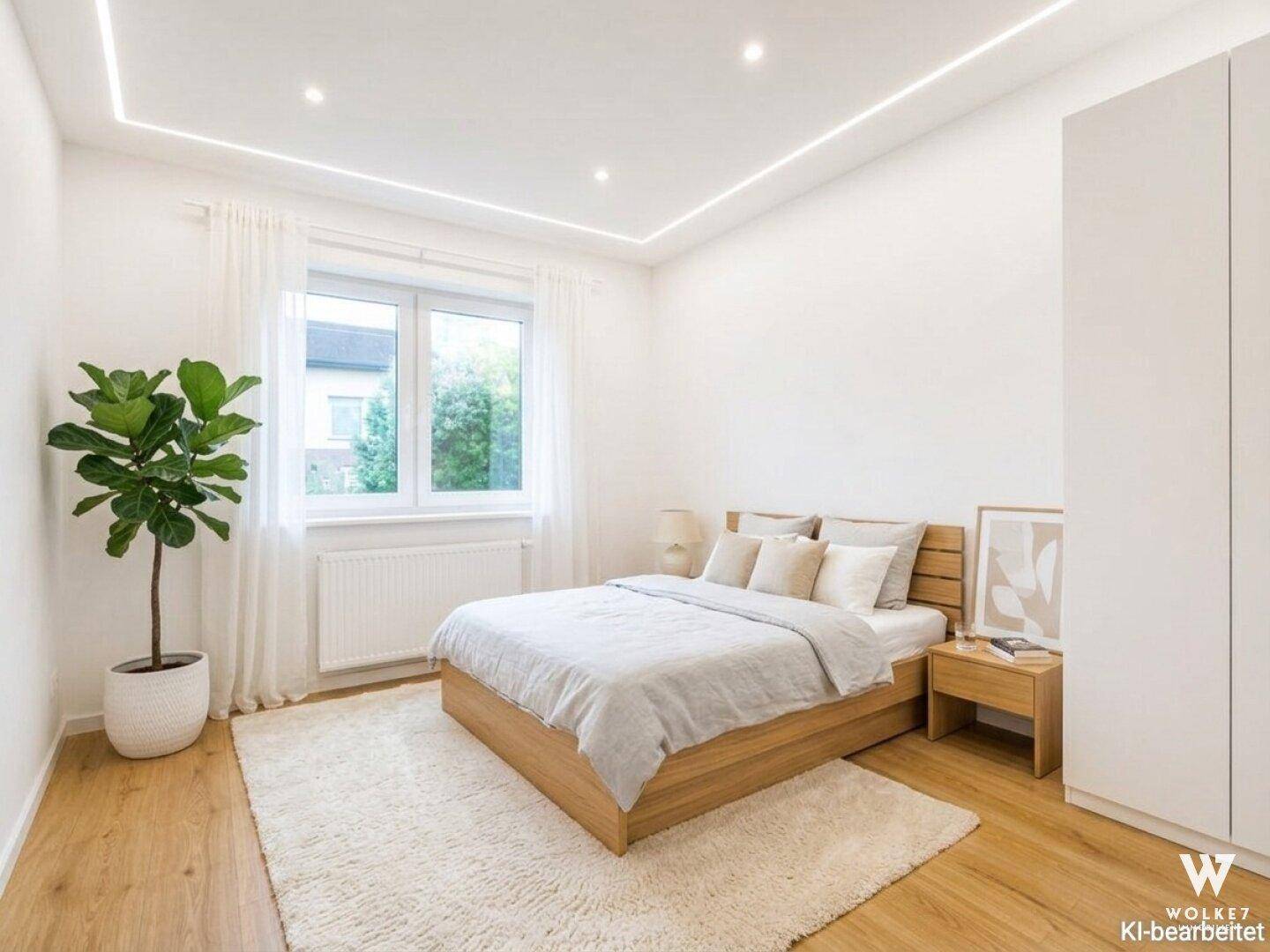 Gemütliches Schlafzimmer mit Holzbett, hellem Teppich und großem Fenster für viel Tageslicht.