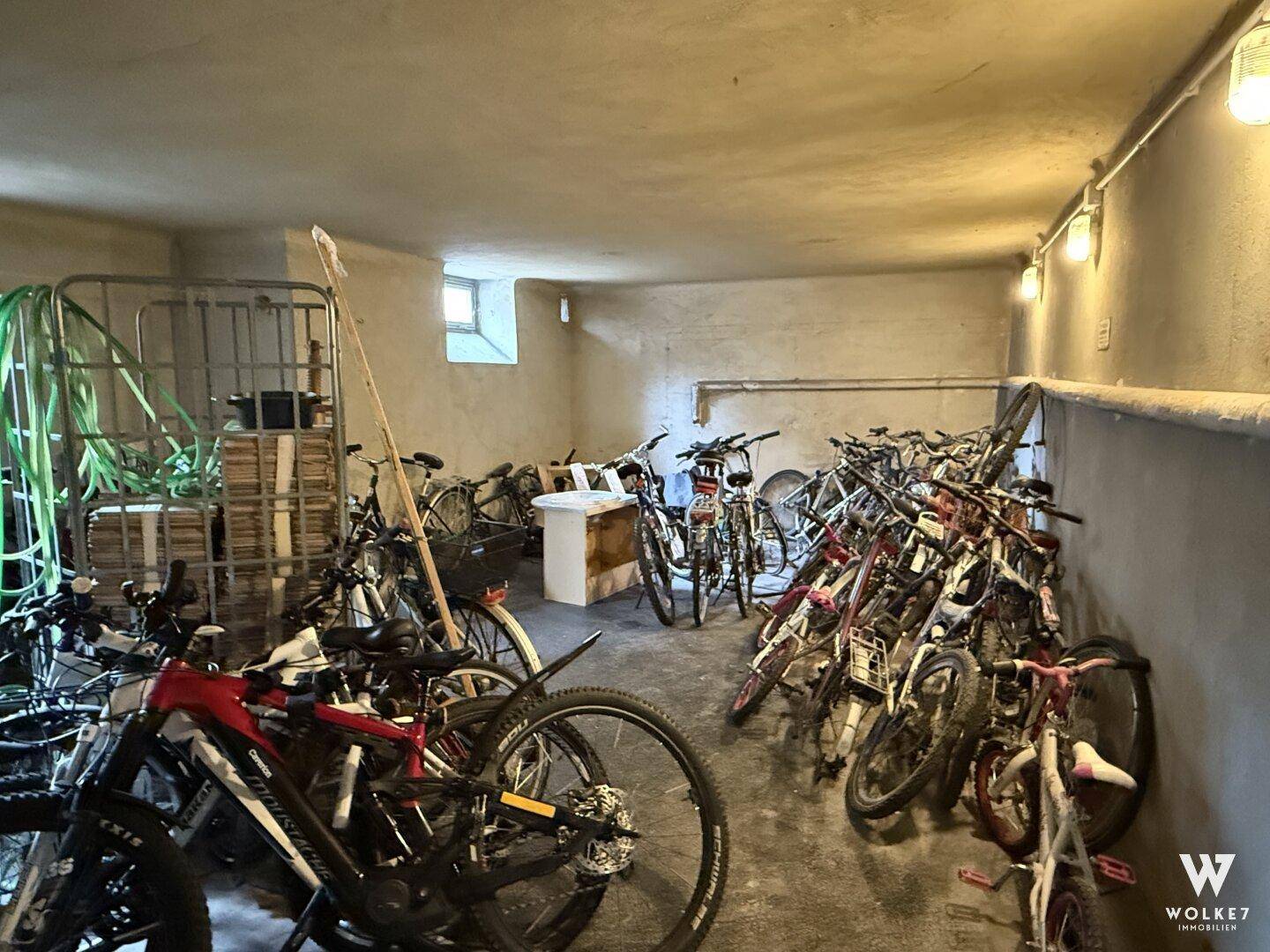 Gemeinschaftlicher Fahrradraum im Keller mit zahlreichen abgestellten Fahrrädern.