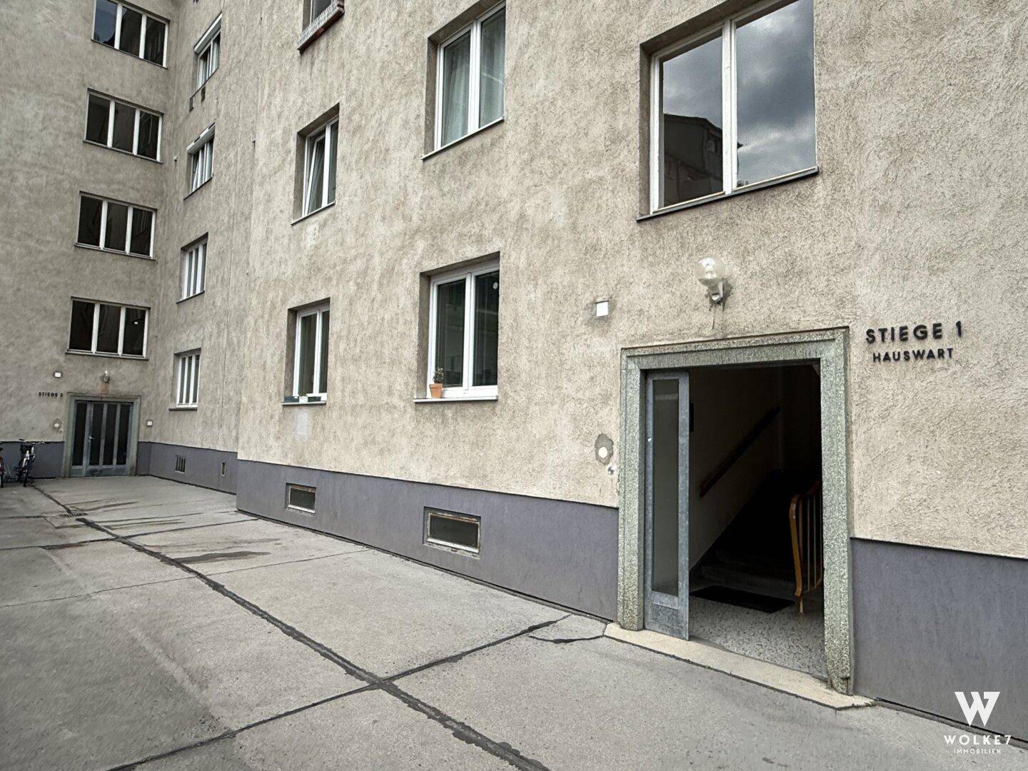 Eingangsbereich eines Mehrfamilienhauses mit Zugang zu den Treppenhäusern.