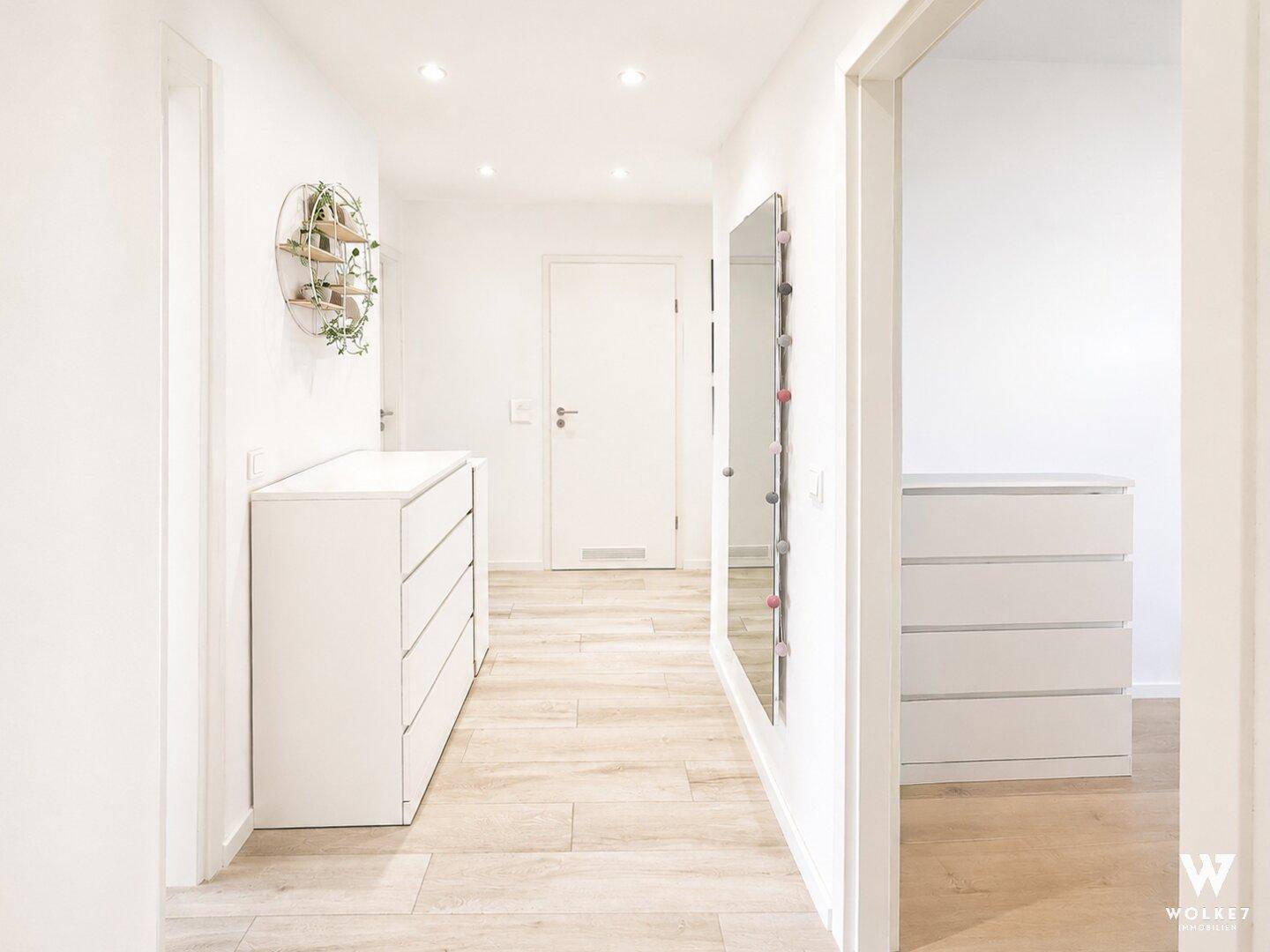 Heller Flur mit modernem Bodenbelag und viel Platz für Garderobe.
