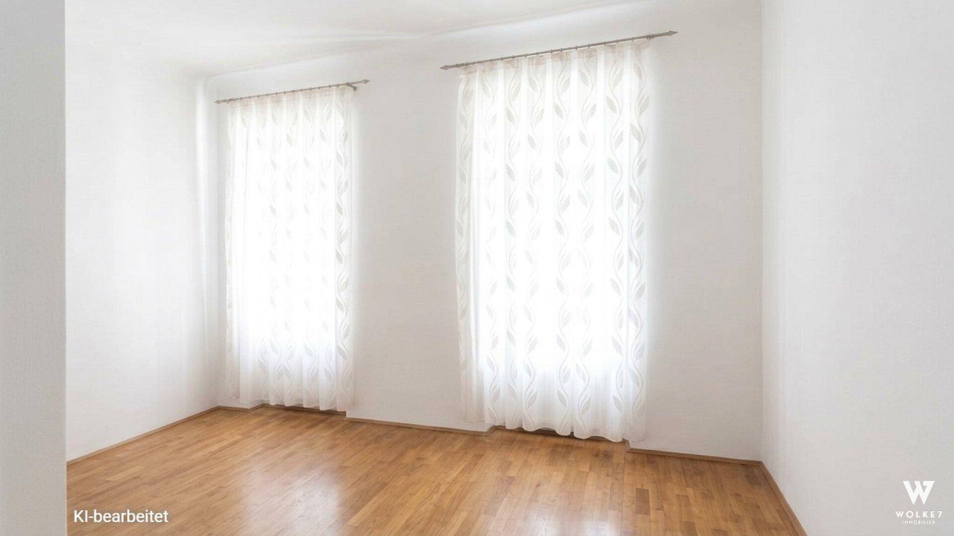 Heller, leerer Raum mit Holzboden und zwei Fenstern, bereit zur individuellen Gestaltung.