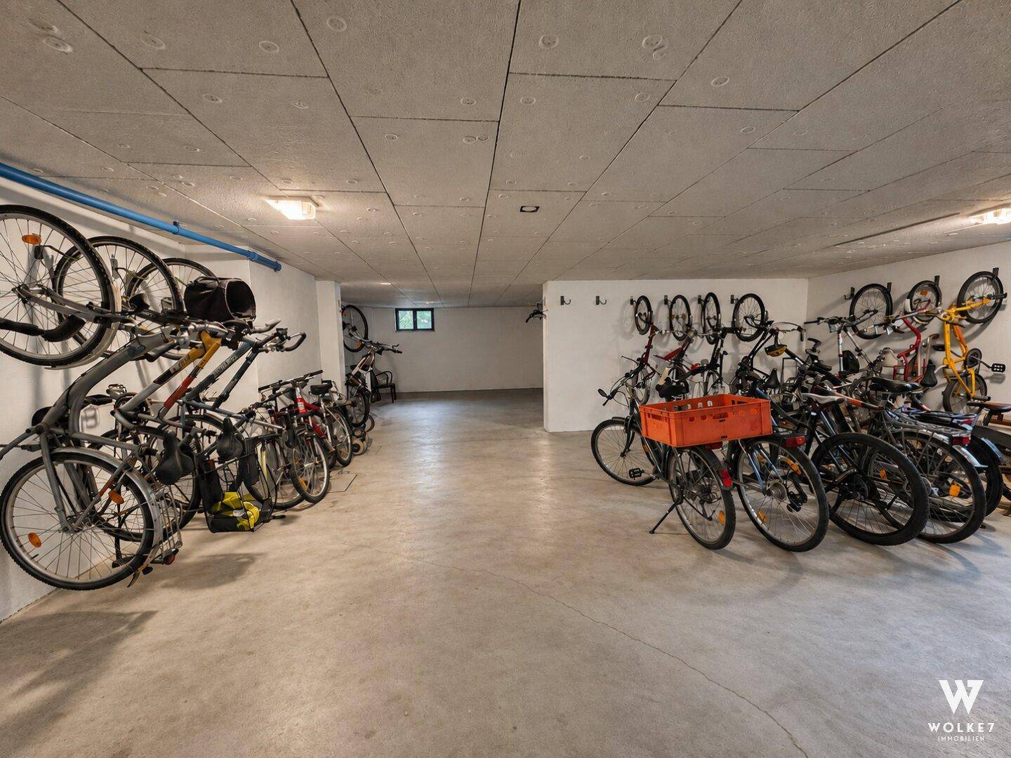 Geräumiger Fahrradraum im Untergeschoss mit zahlreichen Abstellmöglichkeiten für Fahrräder.