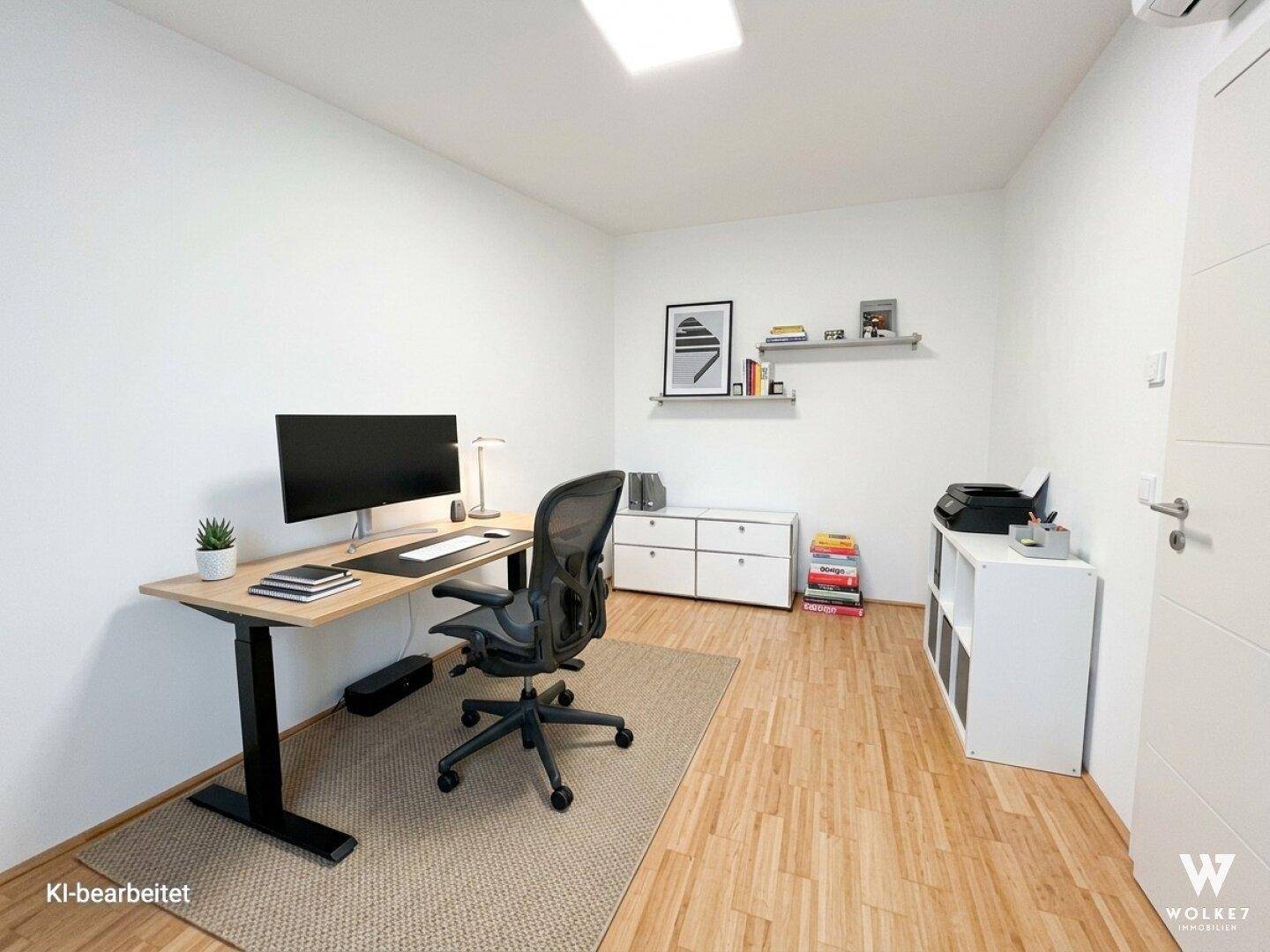 Funktionales Büro mit Schreibtisch, Bürostuhl und Regalen auf hellem Holzboden.