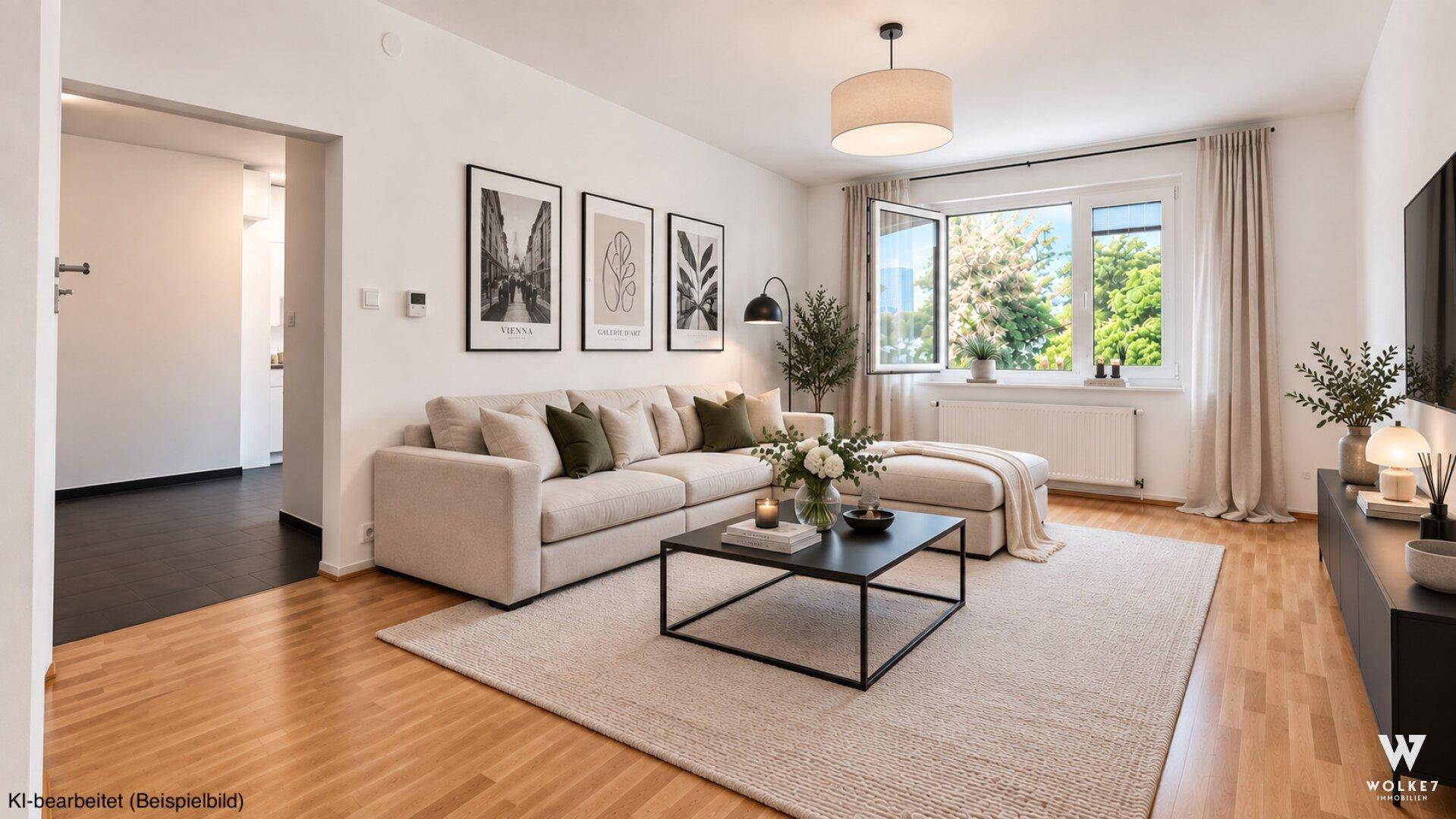 Helles Wohnzimmer mit beigem Sofa, modernem Couchtisch und Blick ins Grüne.