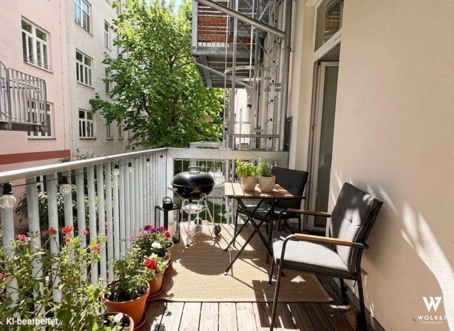 Balkon mit Grill, Esstisch und Pflanzen, ideal für entspannte Stunden im Freien und gesellige Abende.