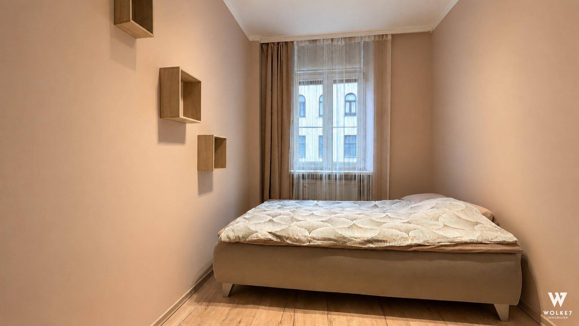 Gemütliches Schlafzimmer mit beigen Wänden, Einzelbett und schwebenden Regalen, bietet eine ruhige Atmosphäre.