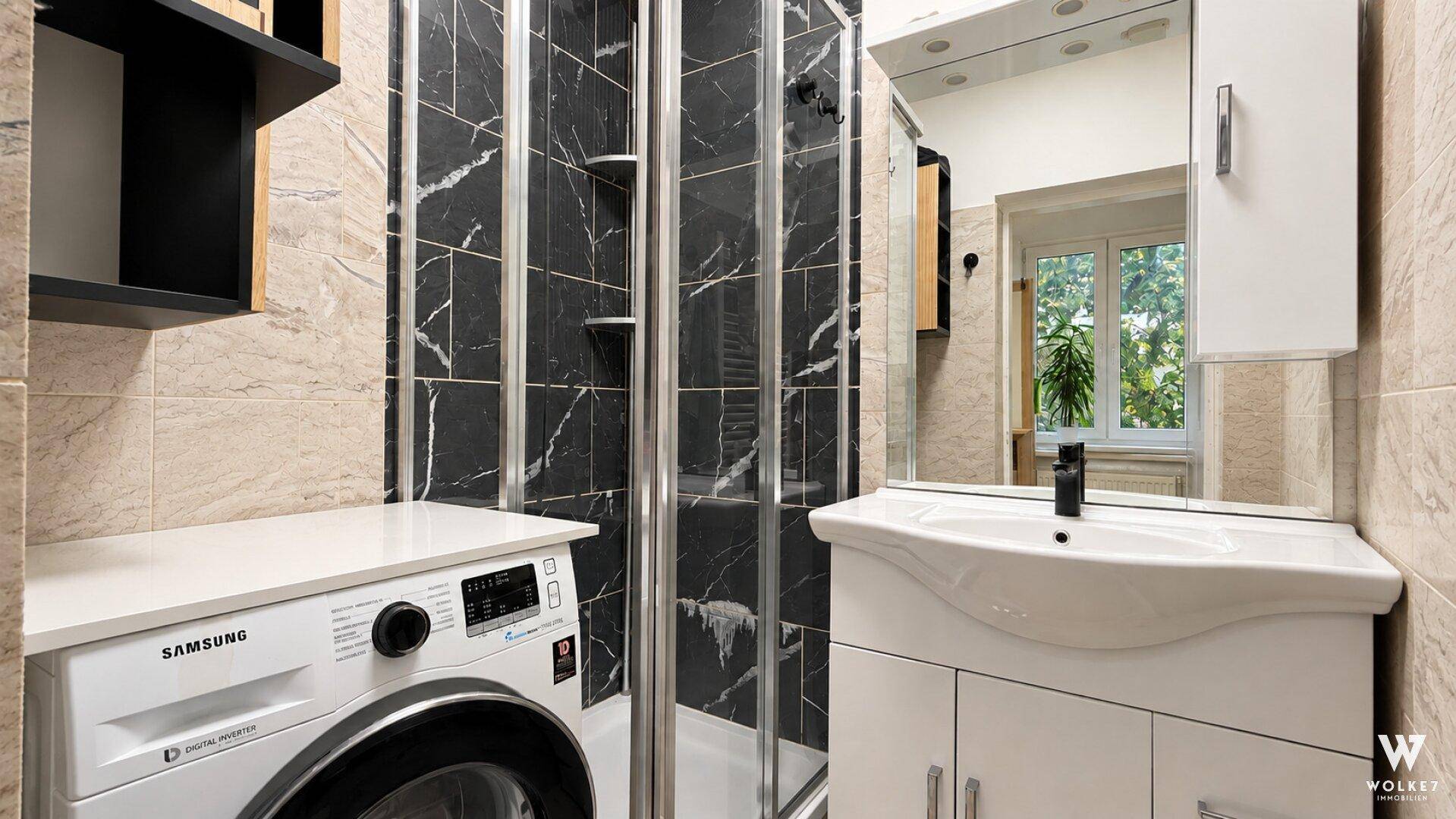 Modernes Badezimmer mit Dusche, Waschbecken und Spiegelschrank, ausgestattet mit eleganten Marmorfliesen.