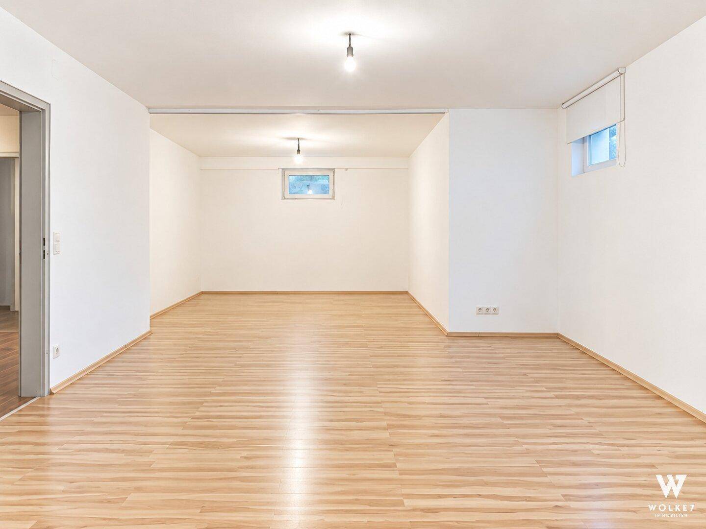 Geräumiger Kellerraum mit Laminatboden und kleinem Fenster für Tageslicht.