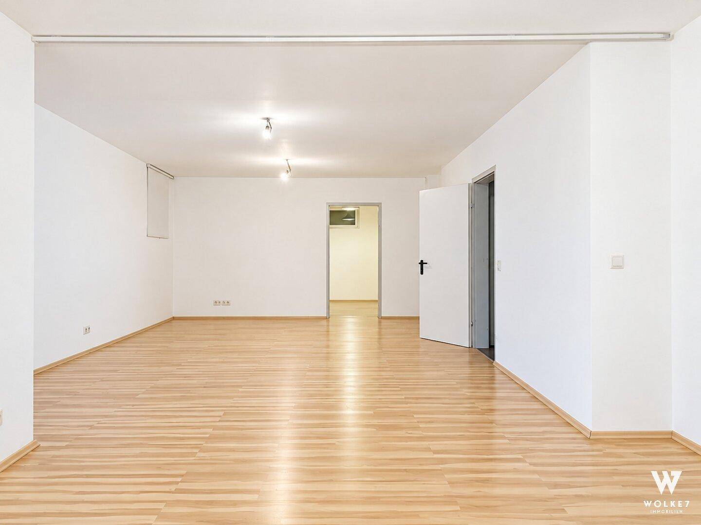 Heller Kellerraum mit Laminatboden und weiß gestrichenen Wänden.