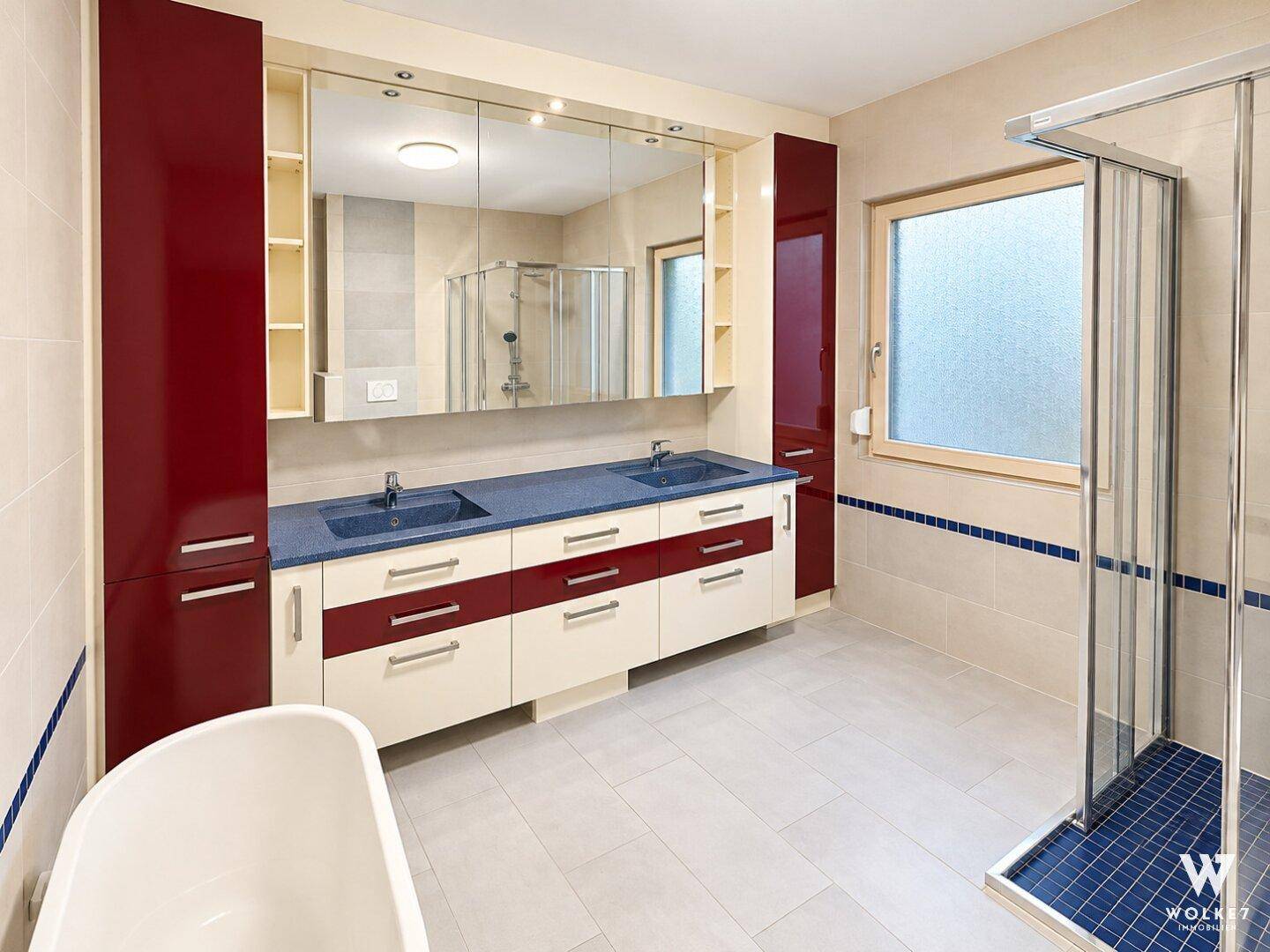 Geräumiges Badezimmer mit Doppelwaschbecken, Badewanne und separater Dusche.