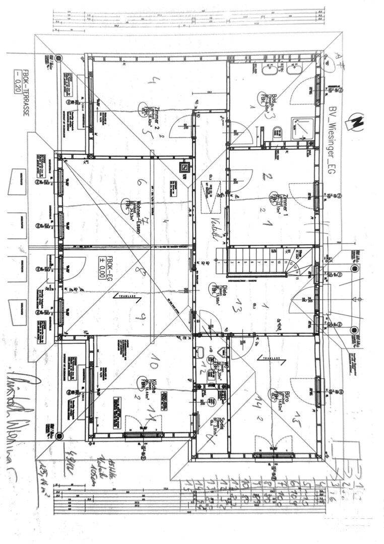 Grundriss des Erdgeschosses mit mehreren Zimmern und Terrassenzugang.