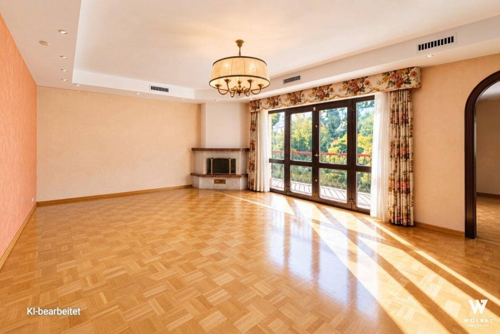 Helles Wohnzimmer mit Fischgrätparkett, einem Eckkamin und großen Fenstertüren zum Außenbereich.