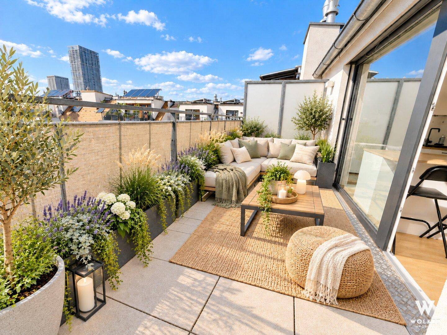 Geräumige Dachterrasse mit bequemen Lounge-Möbeln, vielen Pflanzen und Blick auf die Stadt.