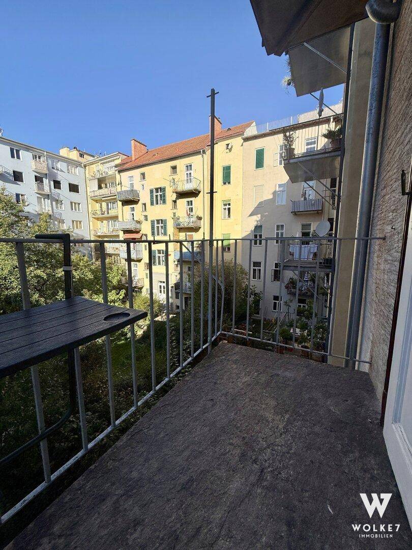 Balkon mit Blick auf die charmanten Fassaden der umliegenden Wohngebäude.