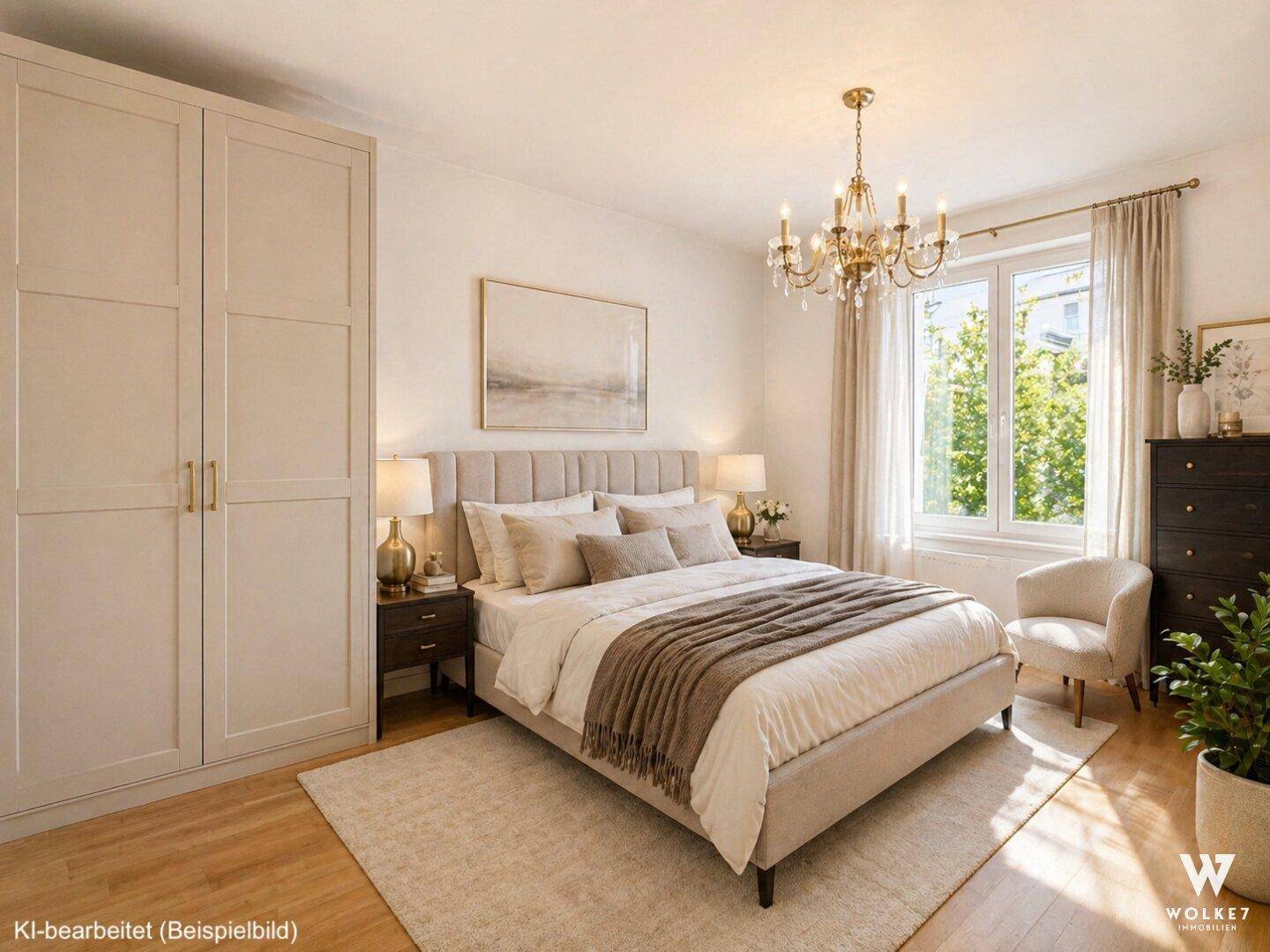 Elegantes Schlafzimmer mit großem Bett, Einbauschränken und Kronleuchter.