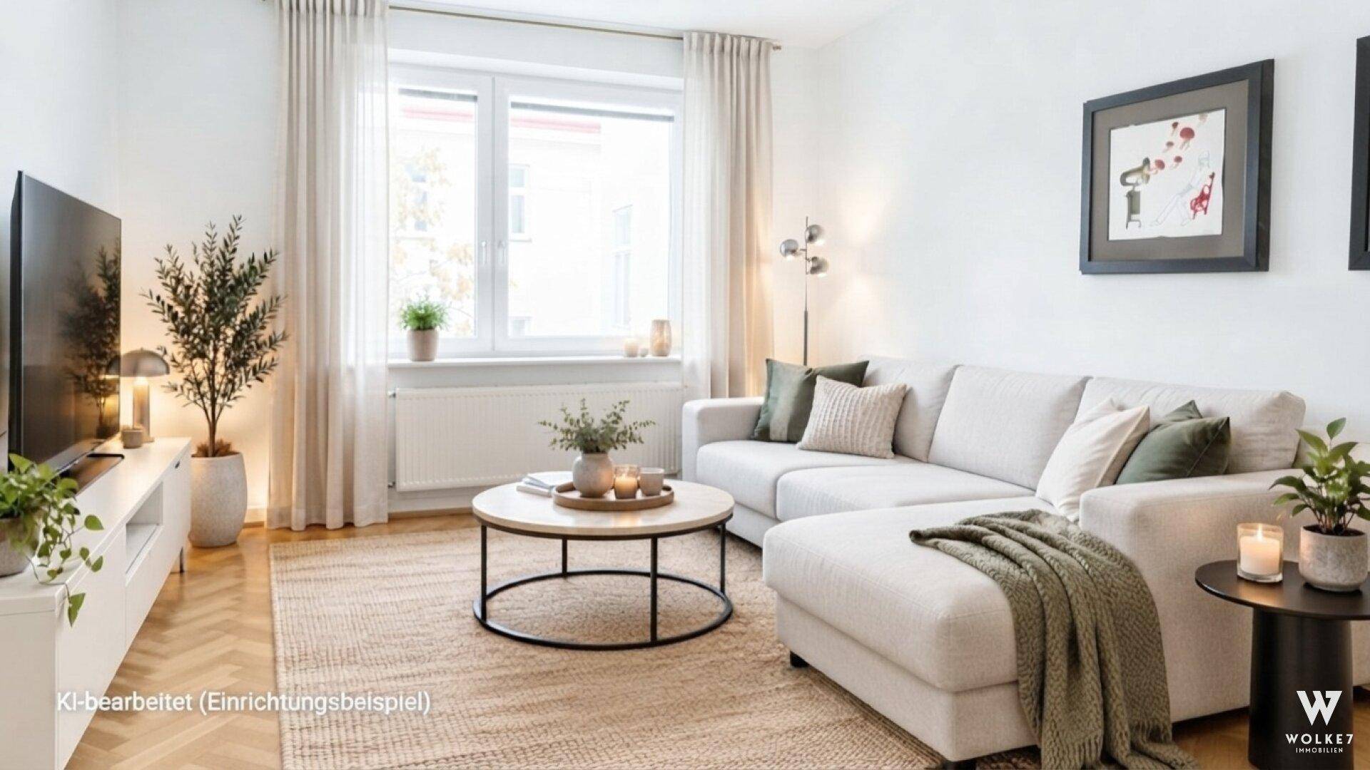 Modern eingerichtetes Wohnzimmer mit hellem Sofa, Couchtisch und Blick aus dem Fenster.