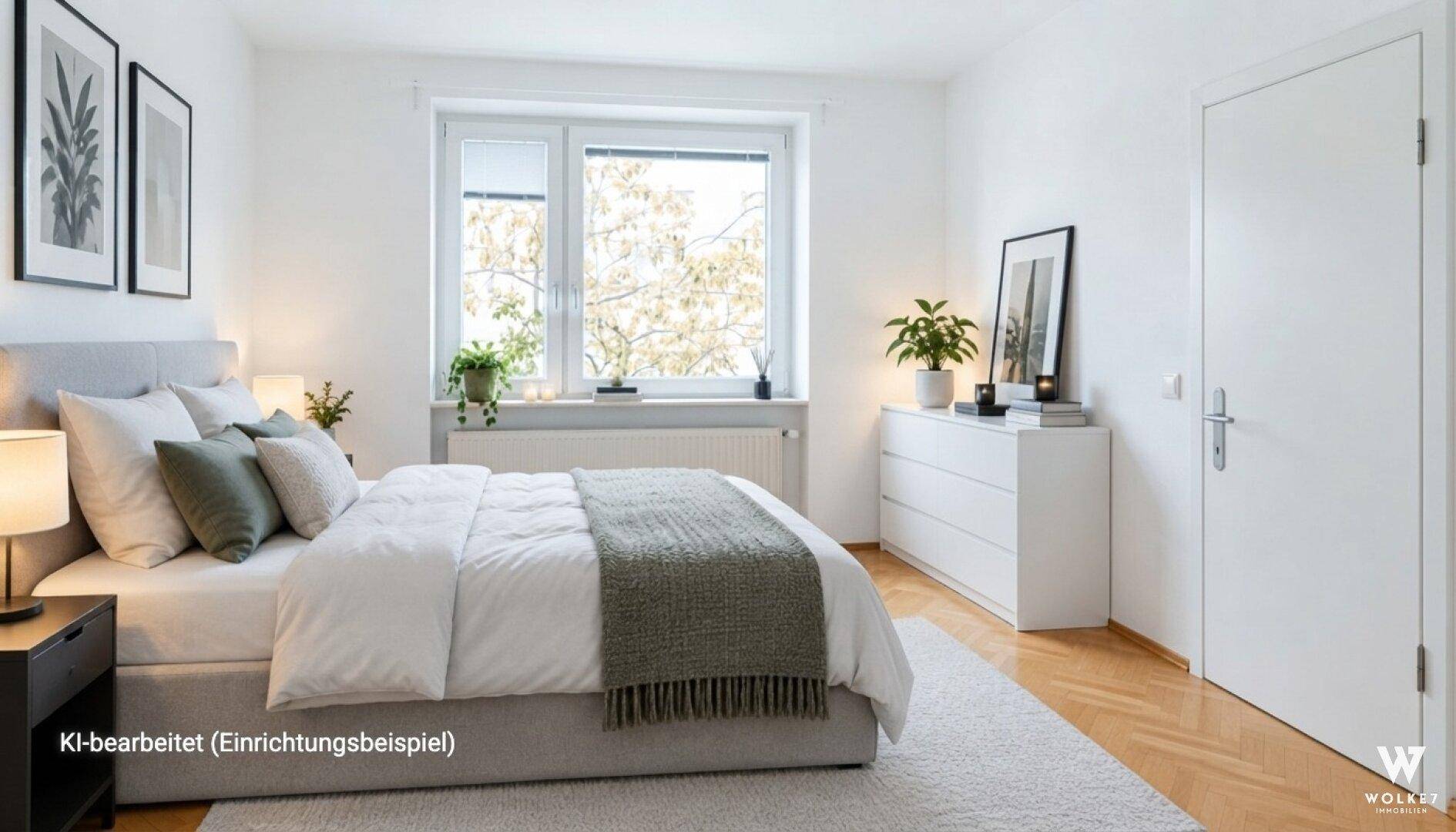 Gemütliches Schlafzimmer mit großem Bett, weißer Kommode und Blick ins Grüne.