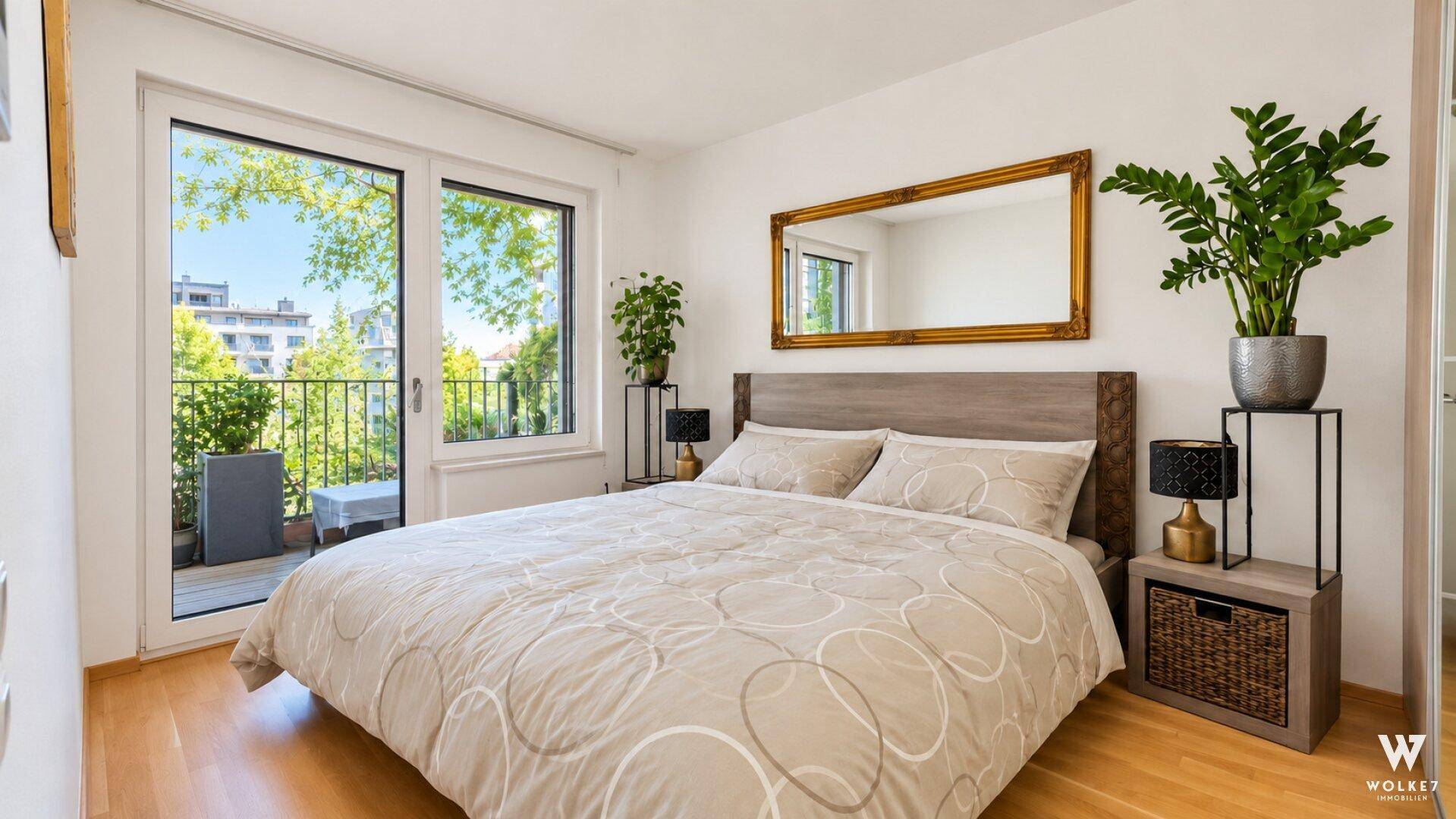 Helles Schlafzimmer mit Holzboden, großem Spiegel und Zugang zum Balkon.