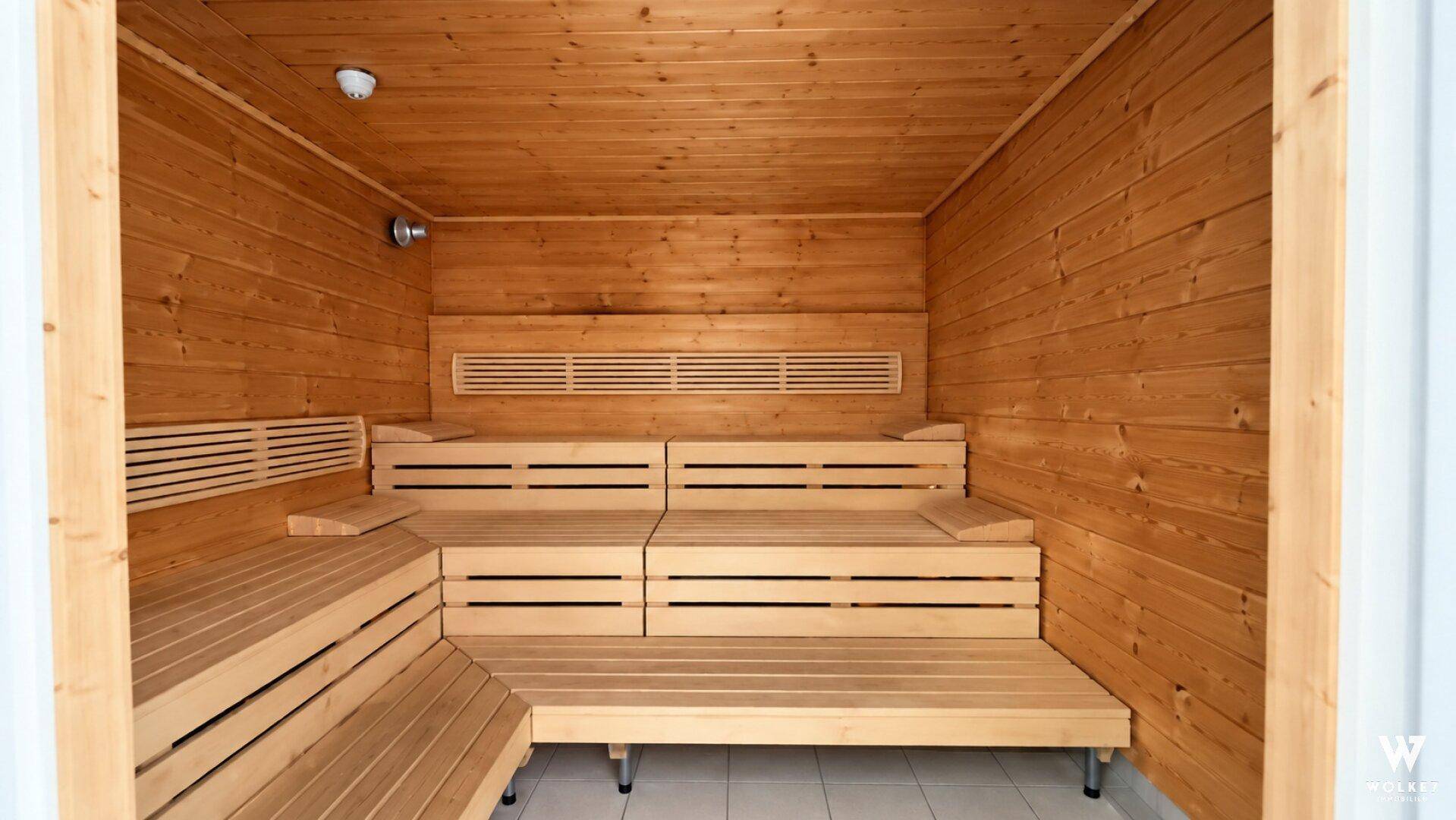 Geräumige Holzsauna mit mehreren Bänken für Entspannung und Wellness.