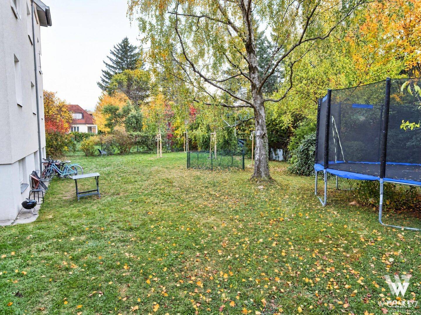 Garten mit Baumbestand und Trampolin