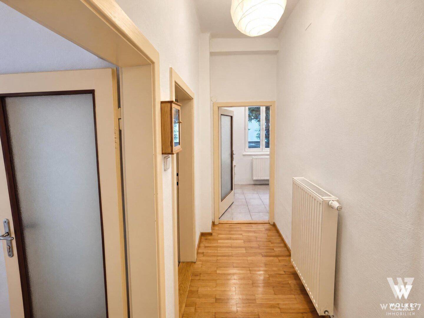Langer Flur mit Zugang zu weiteren Räumen
