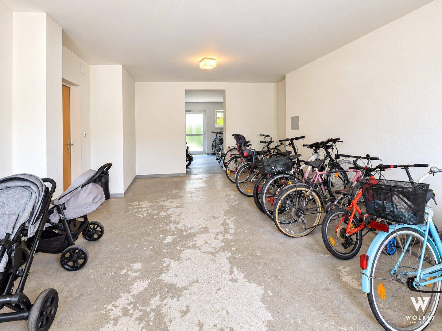 Geräumiger Fahrradraum im Untergeschoss mit Abstellmöglichkeiten für Fahrräder und Kinderwagen.
