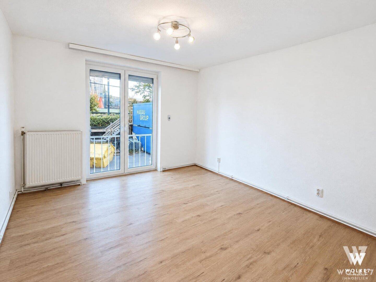 Unmöbliertes Zimmer mit Zugang ins Freie