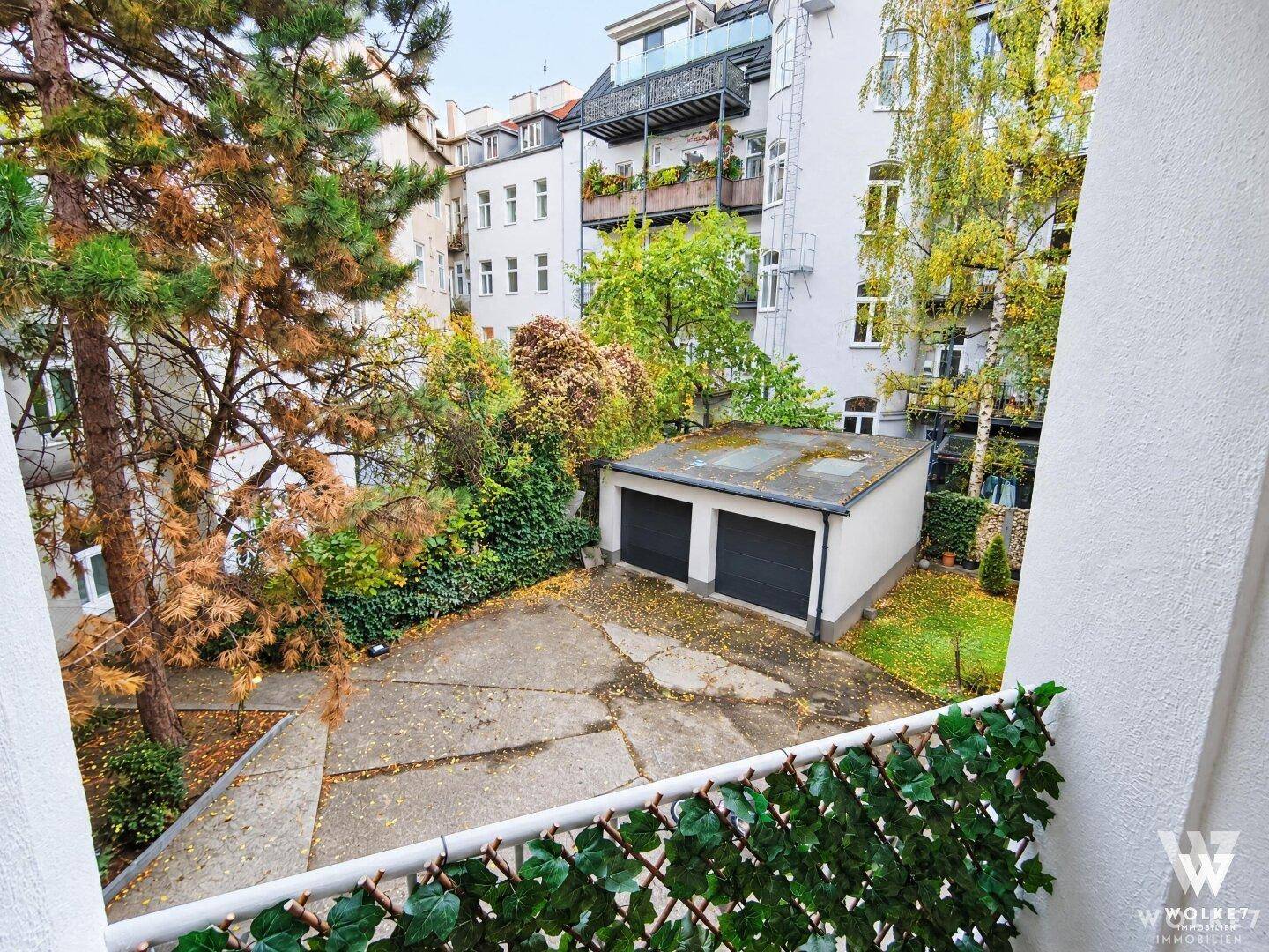 Blick auf Hinterhof mit Garagen