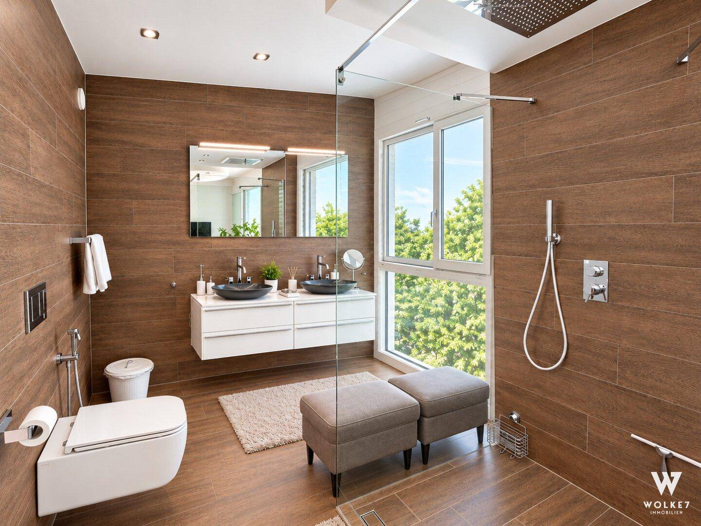 Modernes Badezimmer mit doppelten Waschbecken, begehbarer Dusche und großen Fliesen.