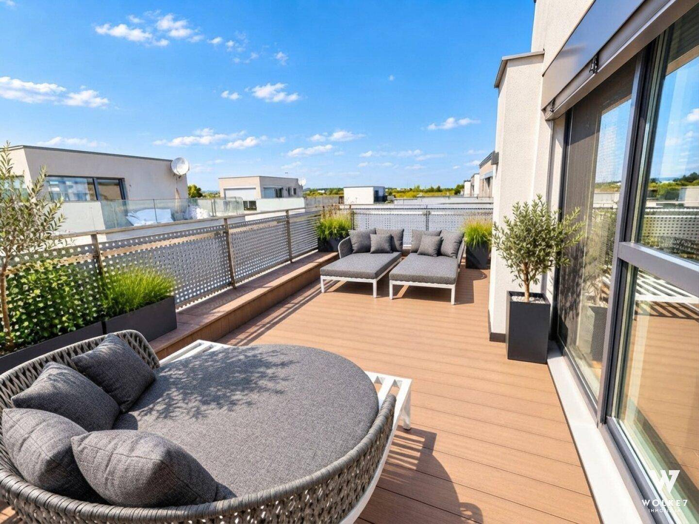 Geräumige Dachterrasse mit bequemen Lounge-Möbeln und weitem Blick über die Umgebung.