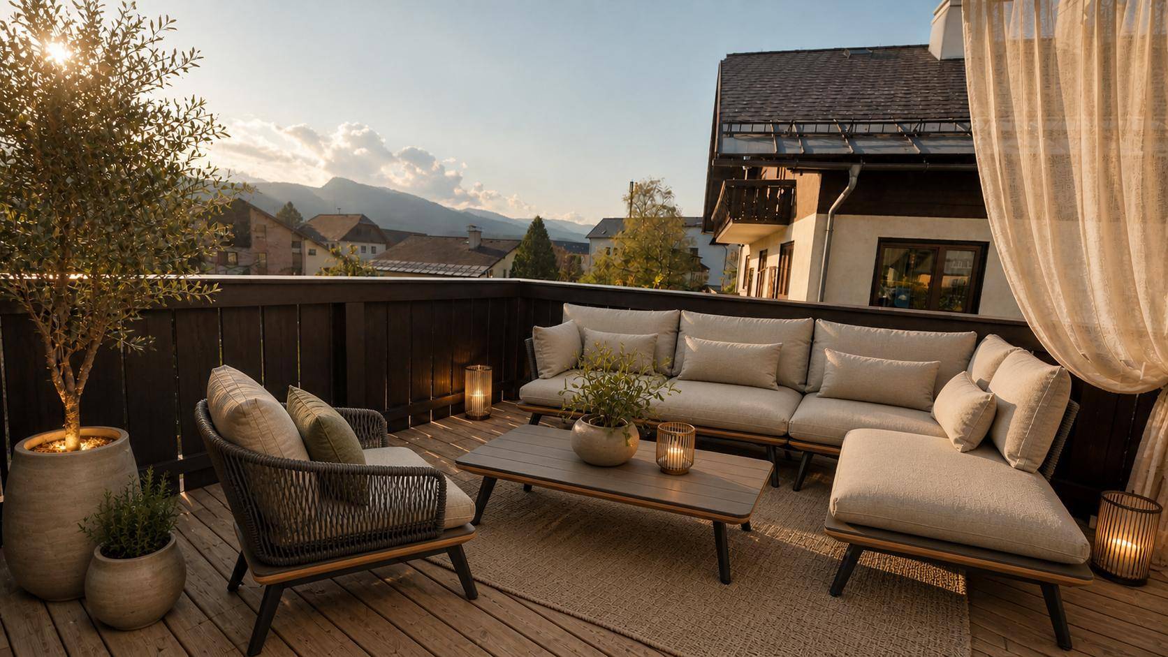Gemütliche Terrasse mit Lounge-Möbeln und einem malerischen Blick auf die umliegende Berglandschaft.