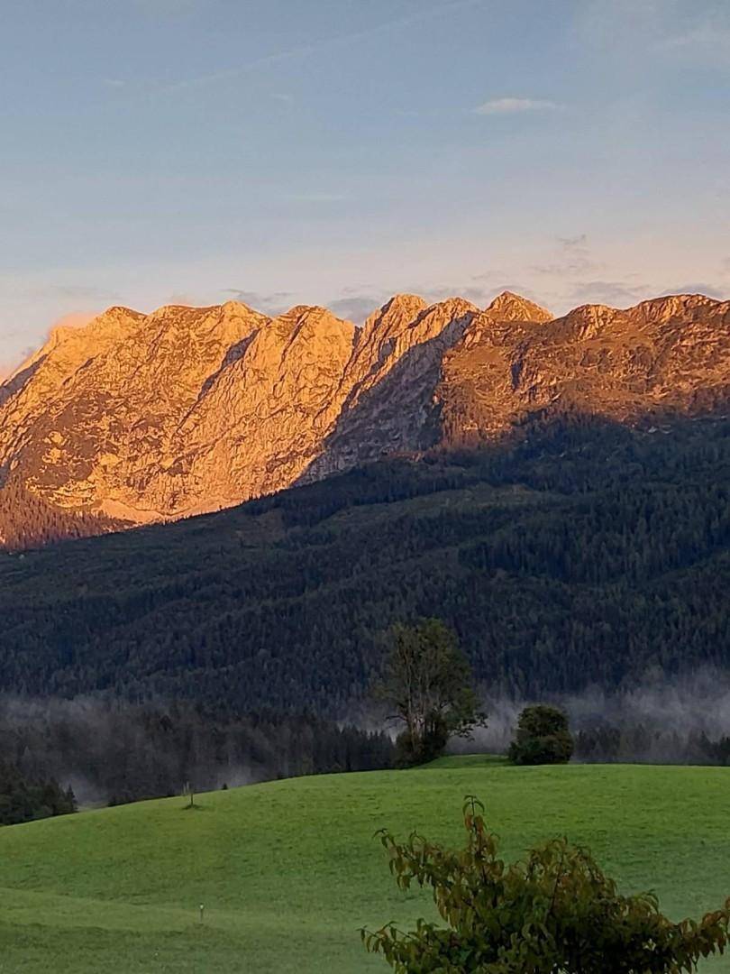 Atemberaubender Sonnenaufgang über den majestätischen Bergen mit nebelverhangenen Tälern.