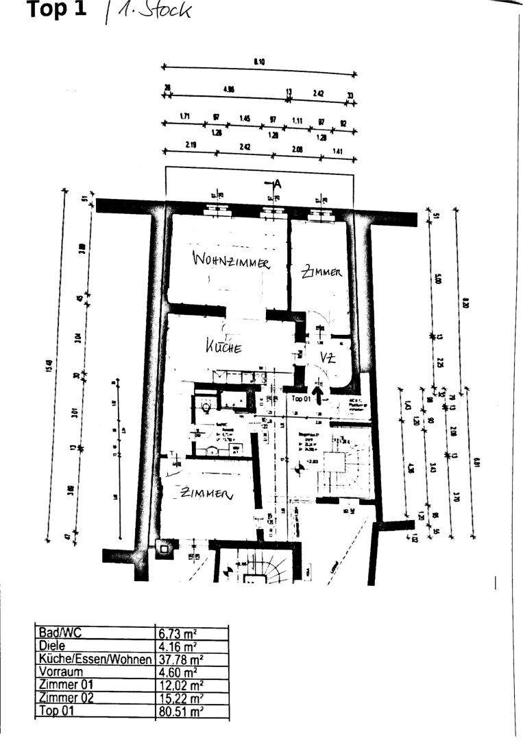 Grundriss der Wohnung Top 1 im 1. Stock mit Raumaufteilung und Maßen.