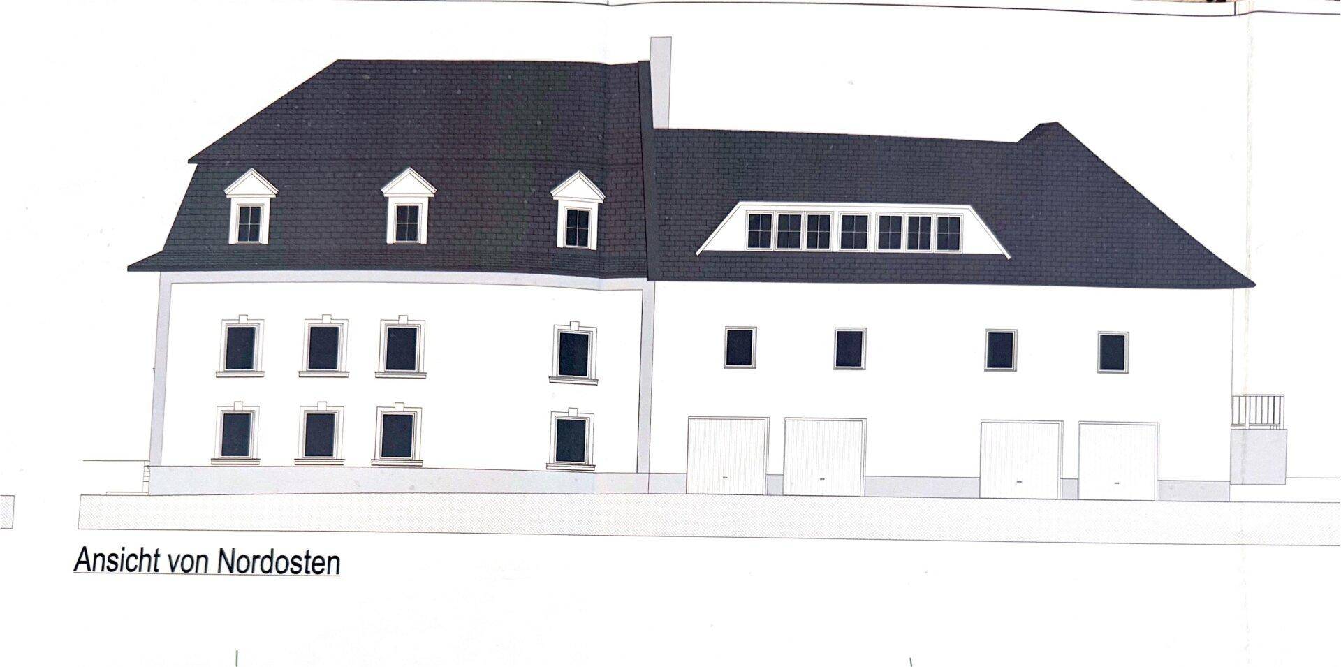 Ansicht der Nordostfassade des Gebäudes mit Garagentoren und Dachgauben.