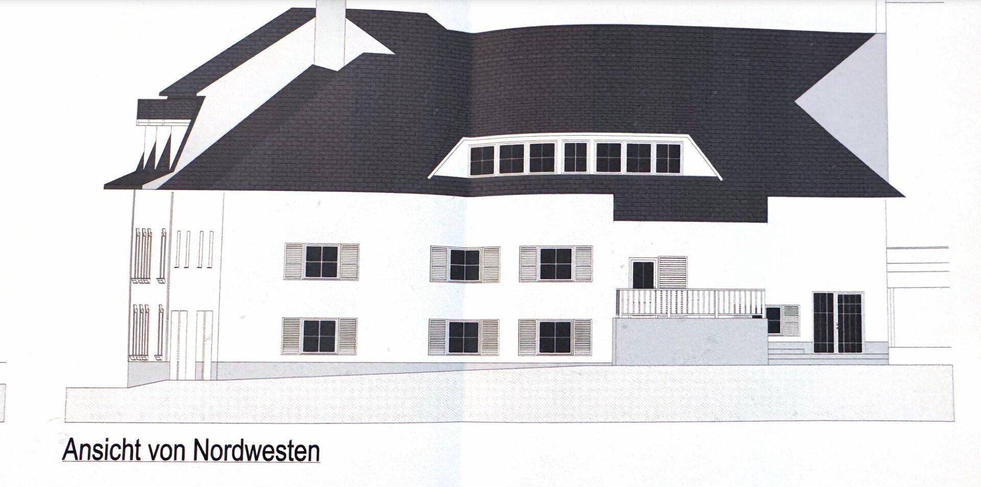 Ansicht der Nordwestfassade des Gebäudes mit Fenstern und einem kleinen Balkon.