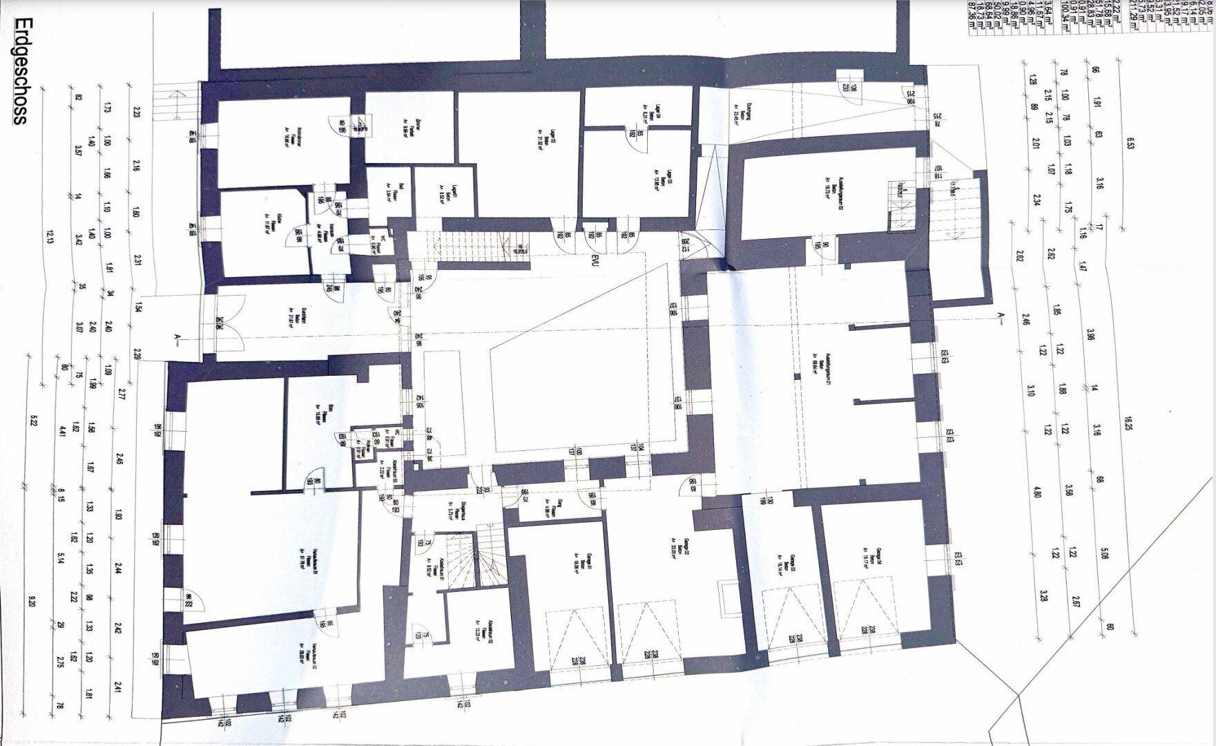 Grundriss des Erdgeschosses mit mehreren Räumen und einem zentralen Innenhof.