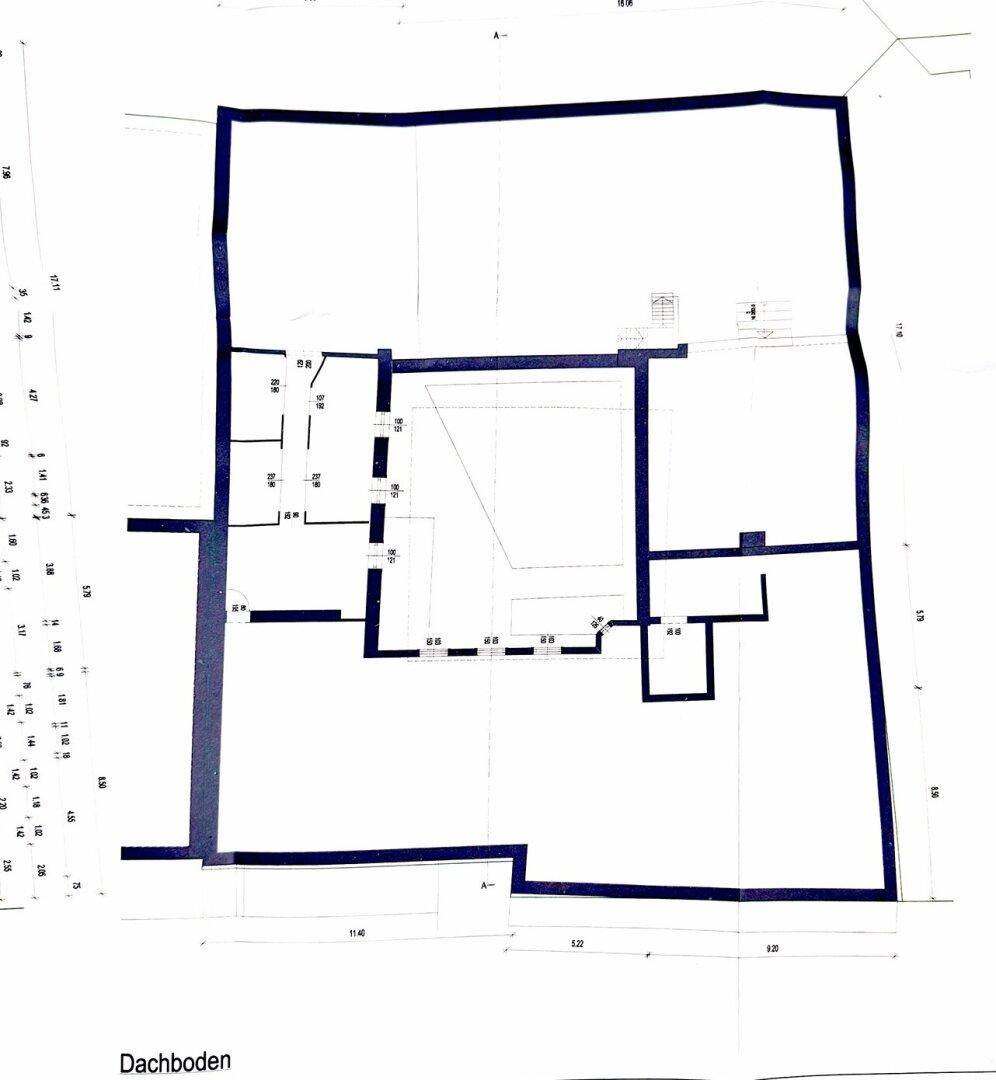 Grundriss des Dachbodens mit großen offenen Flächen und Dachschrägen.