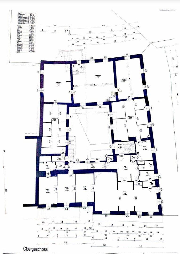 Grundriss des Obergeschosses mit verschiedenen Zimmern und Treppenhaus.