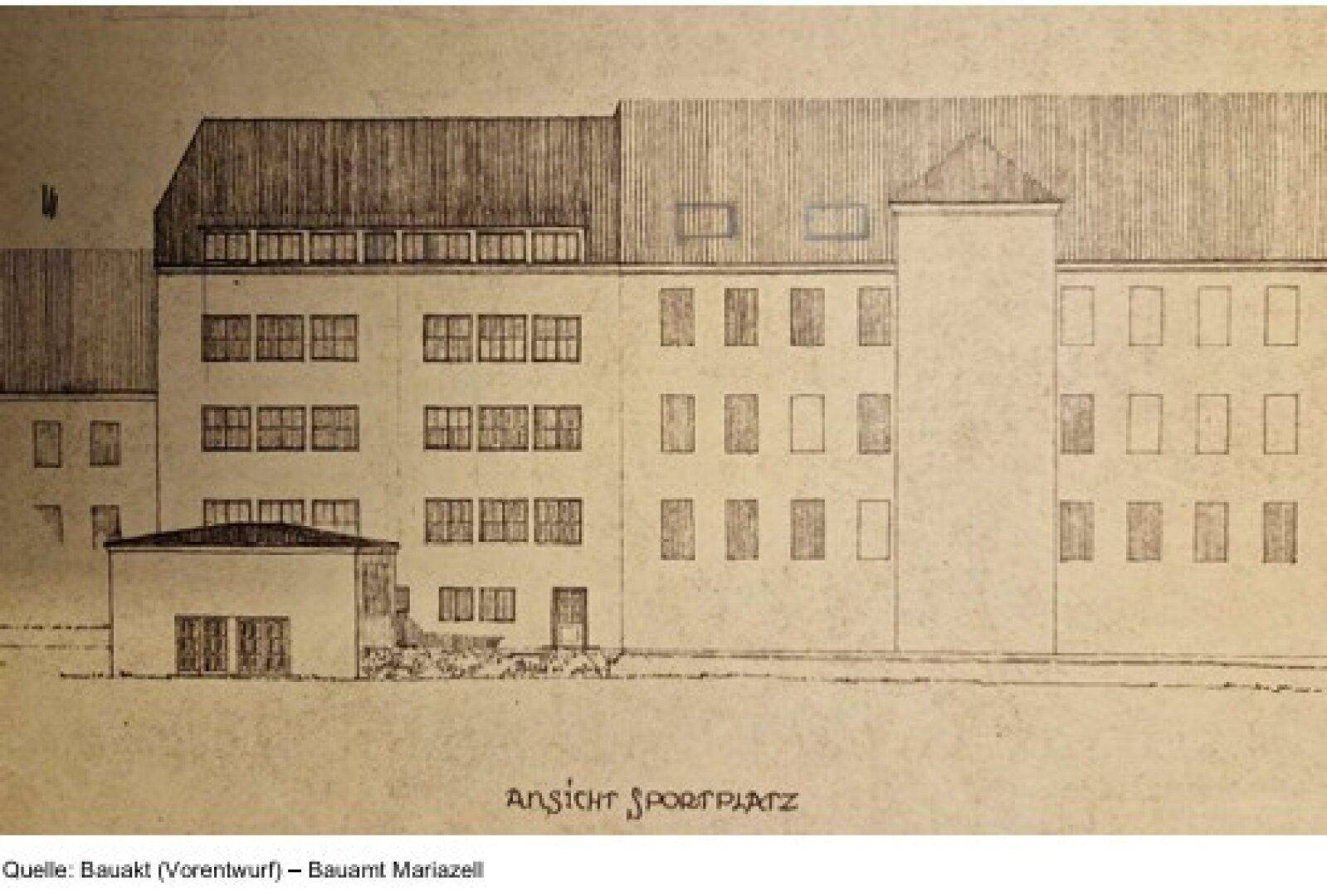 Architektonische Zeichnung der Gebäudefassade mit Sportplatzansicht und vielen Fenstern.