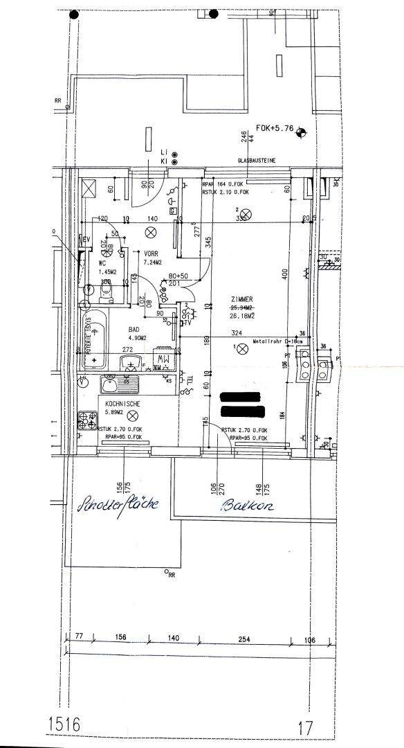 Grundrissplan einer Wohnung im Dachgeschoss mit Balkon, Bad und separatem Gäste-WC.