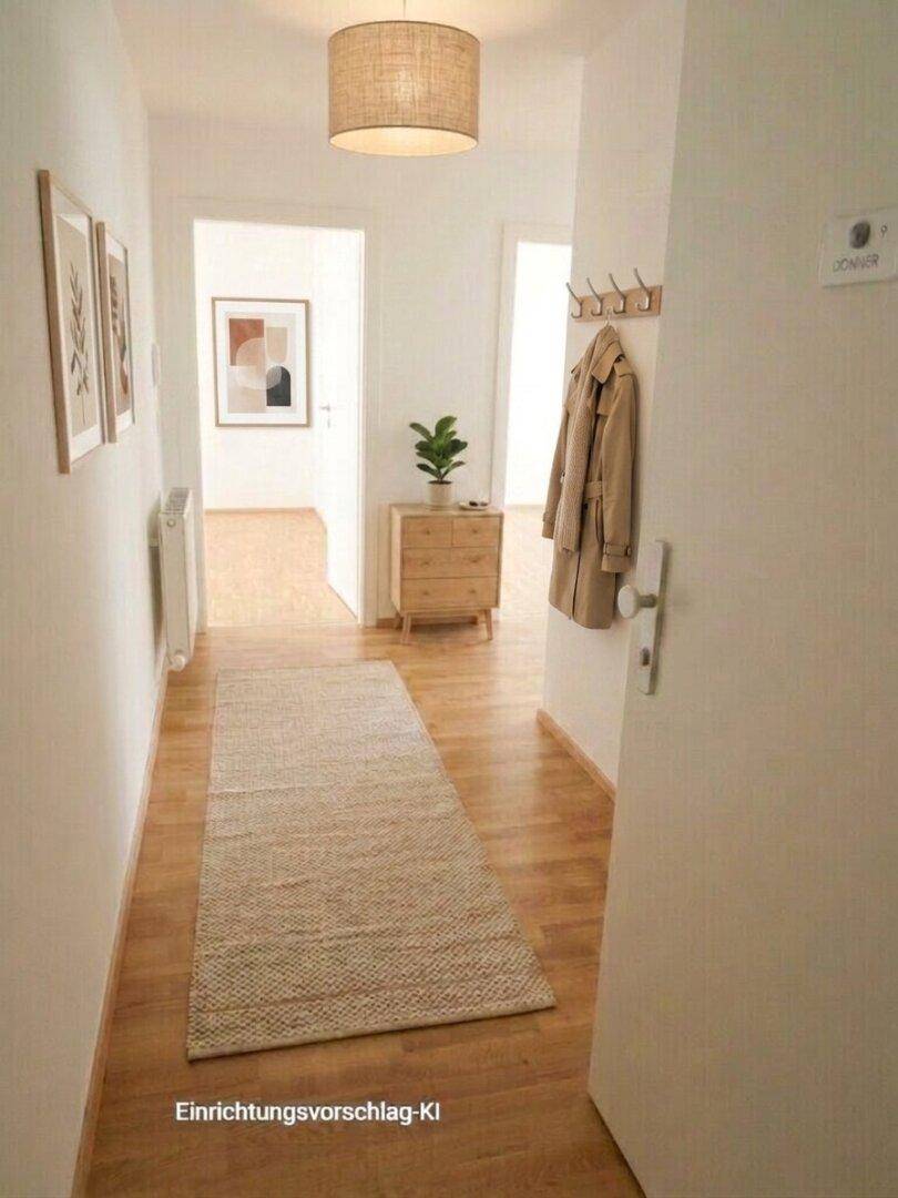 Heller Flur mit Garderobe, Kommode und Zugang zu weiteren Räumen der Wohnung.