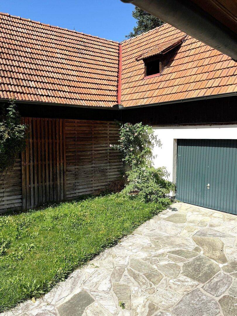 Innenhof mit 2 Garagen