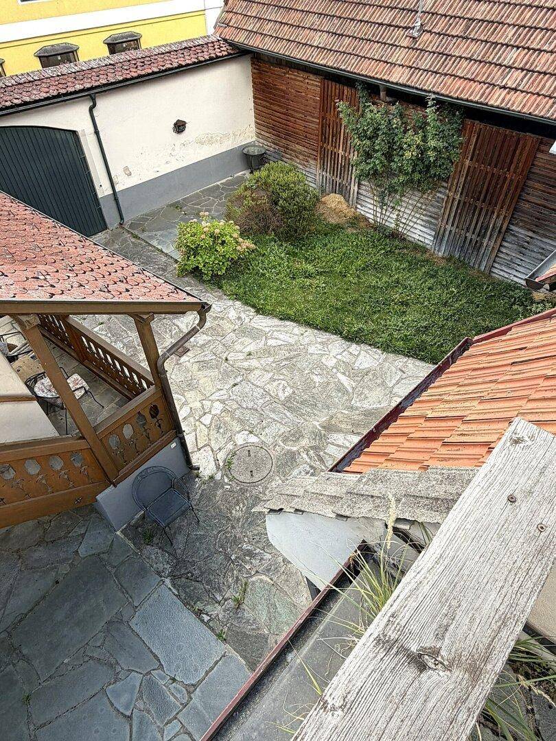 Blick von Terrasse auf den Innenhof