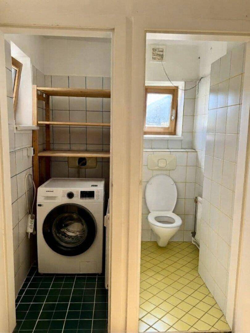 Abstellraum mit Waschmaschine/Toilette