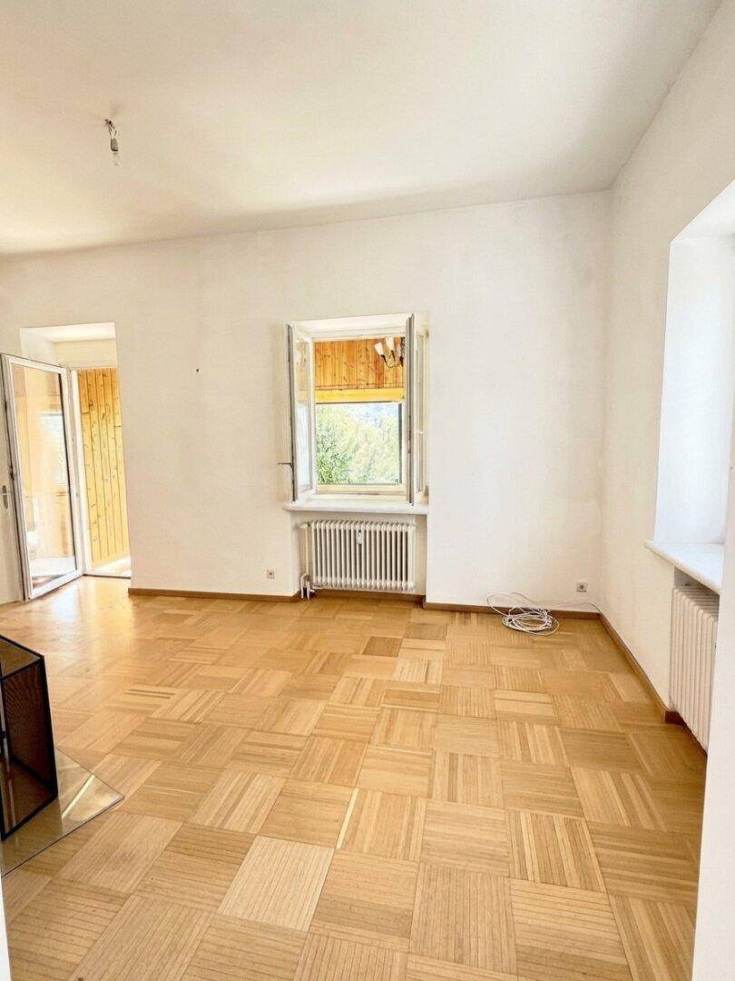 Wohnzimmer mit Blick in den Wintergarten
